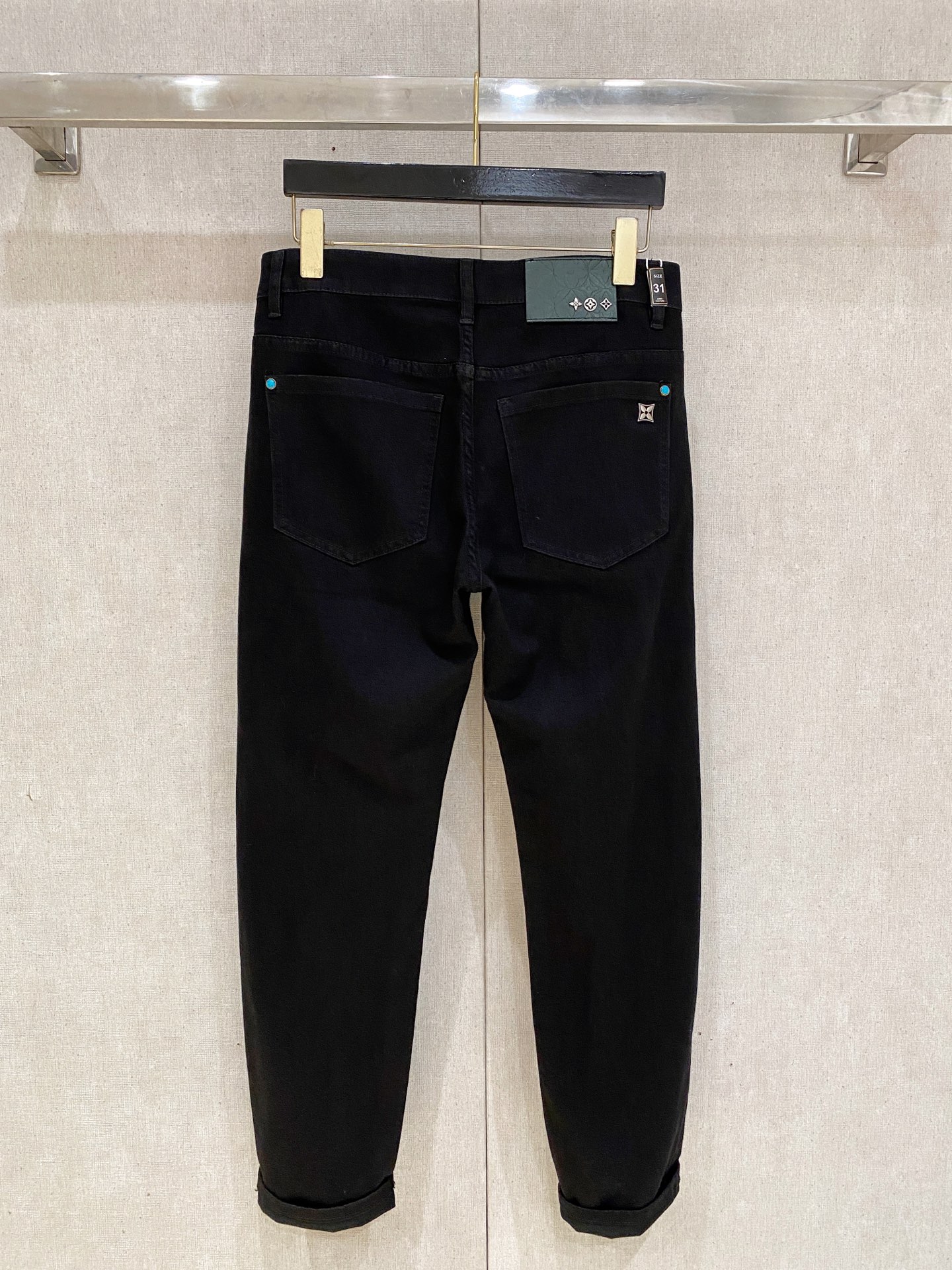 LV 高仿 男款 黑色直筒牛仔褲 簡約高級感設計| 7 LV 高仿 男款 黑色直筒牛仔褲 簡約高級感設計
