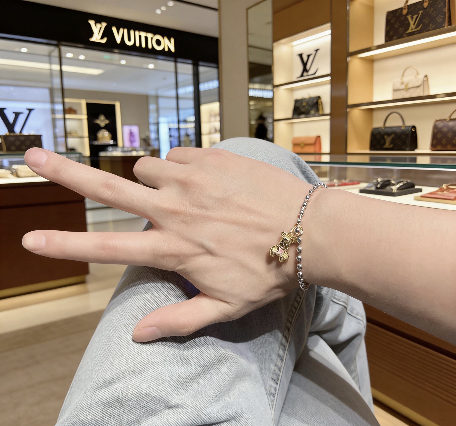 LV高仿泰迪熊吊墜手鍊 女款高級感串珠設計時尚百搭精品飾品| 10 LV高仿泰迪熊吊墜手鍊 女款高級感串珠設計時尚百搭精品飾品