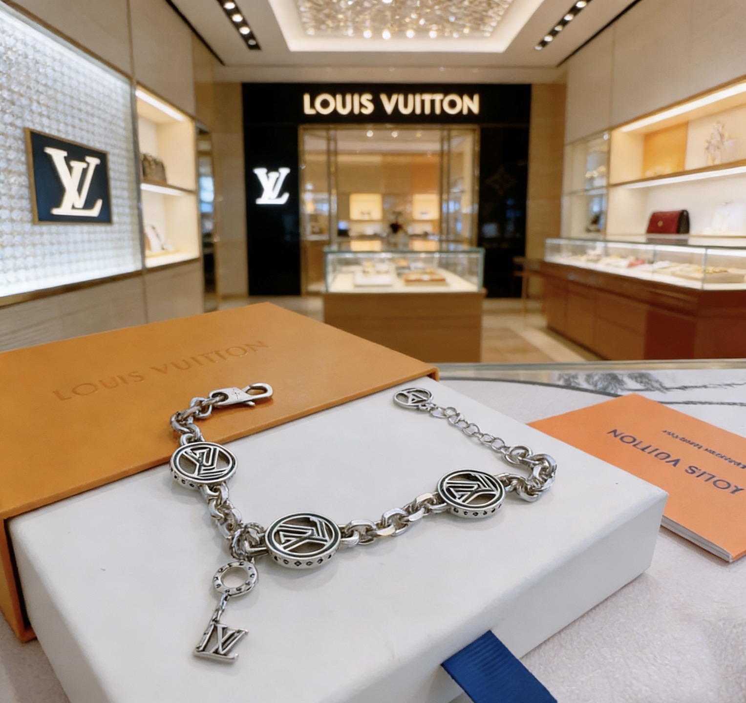LV一比一經典圓牌LOGO手鍊 鑰匙吊飾設計潮流男女同款精品配件| 13 LV一比一經典圓牌LOGO手鍊 鑰匙吊飾設計潮流男女同款精品配件