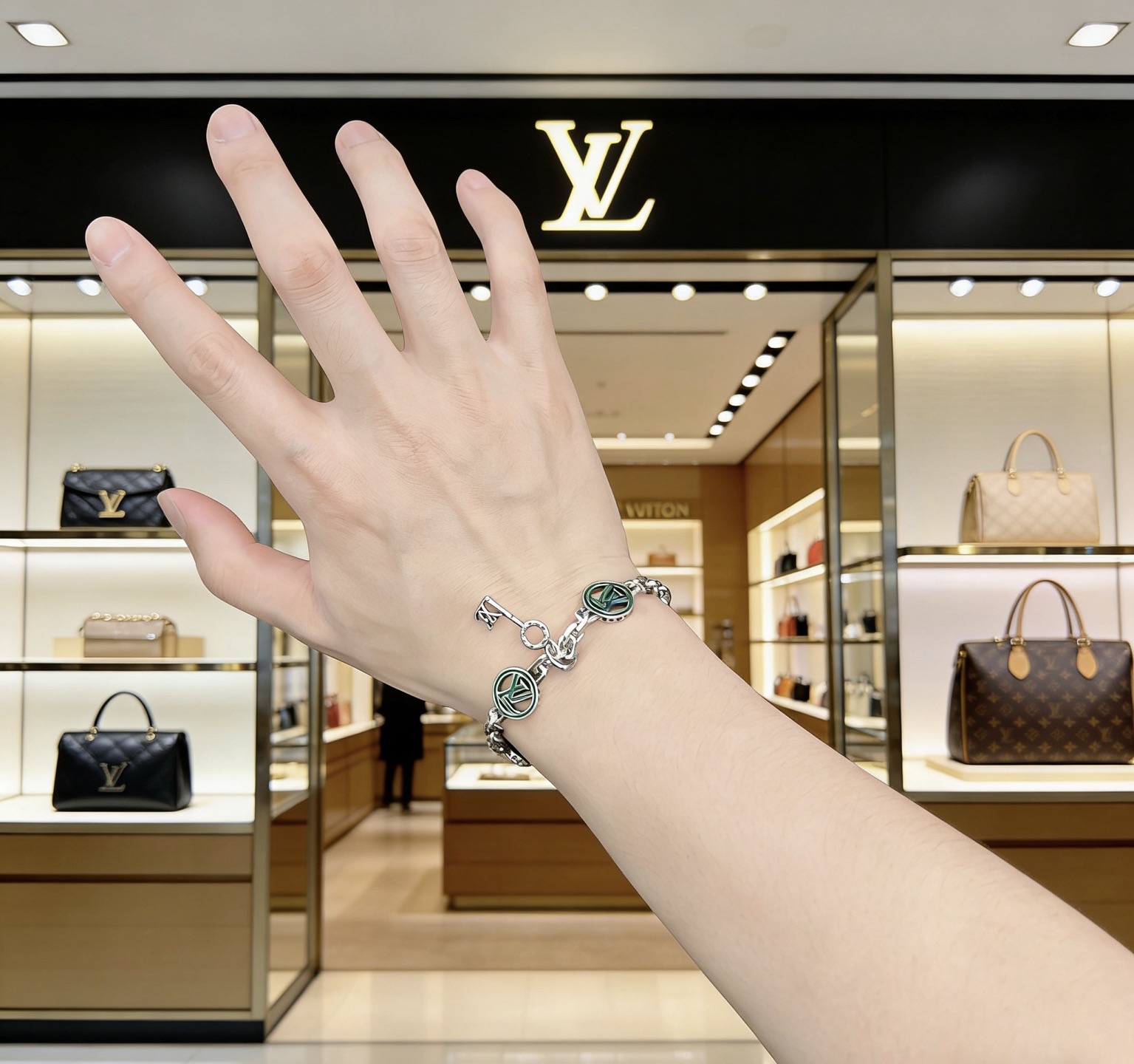 LV一比一經典圓牌LOGO手鍊 鑰匙吊飾設計潮流男女同款精品配件| 12 LV一比一經典圓牌LOGO手鍊 鑰匙吊飾設計潮流男女同款精品配件