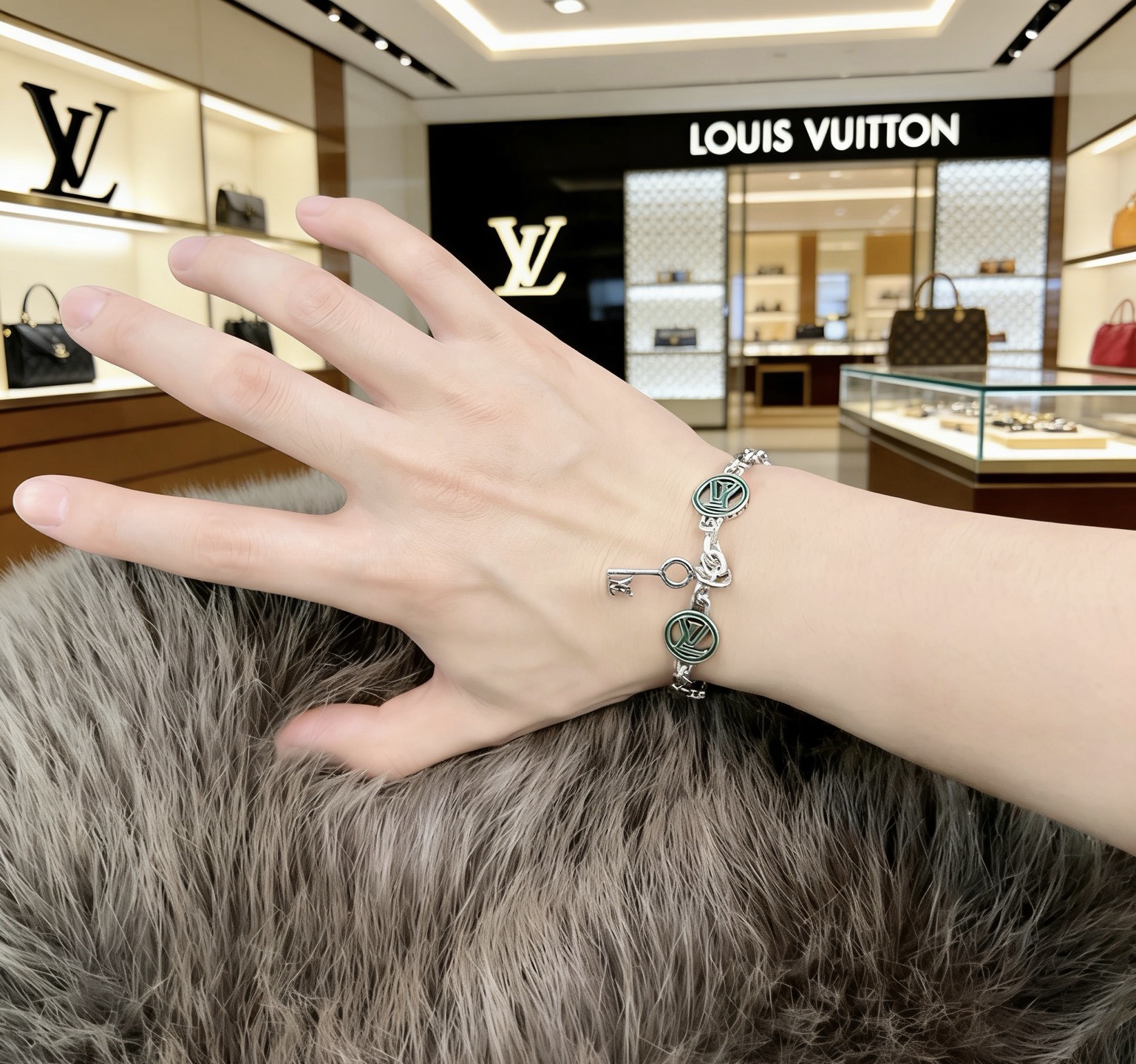 LV一比一經典圓牌LOGO手鍊 鑰匙吊飾設計潮流男女同款精品配件| 9 LV一比一經典圓牌LOGO手鍊 鑰匙吊飾設計潮流男女同款精品配件