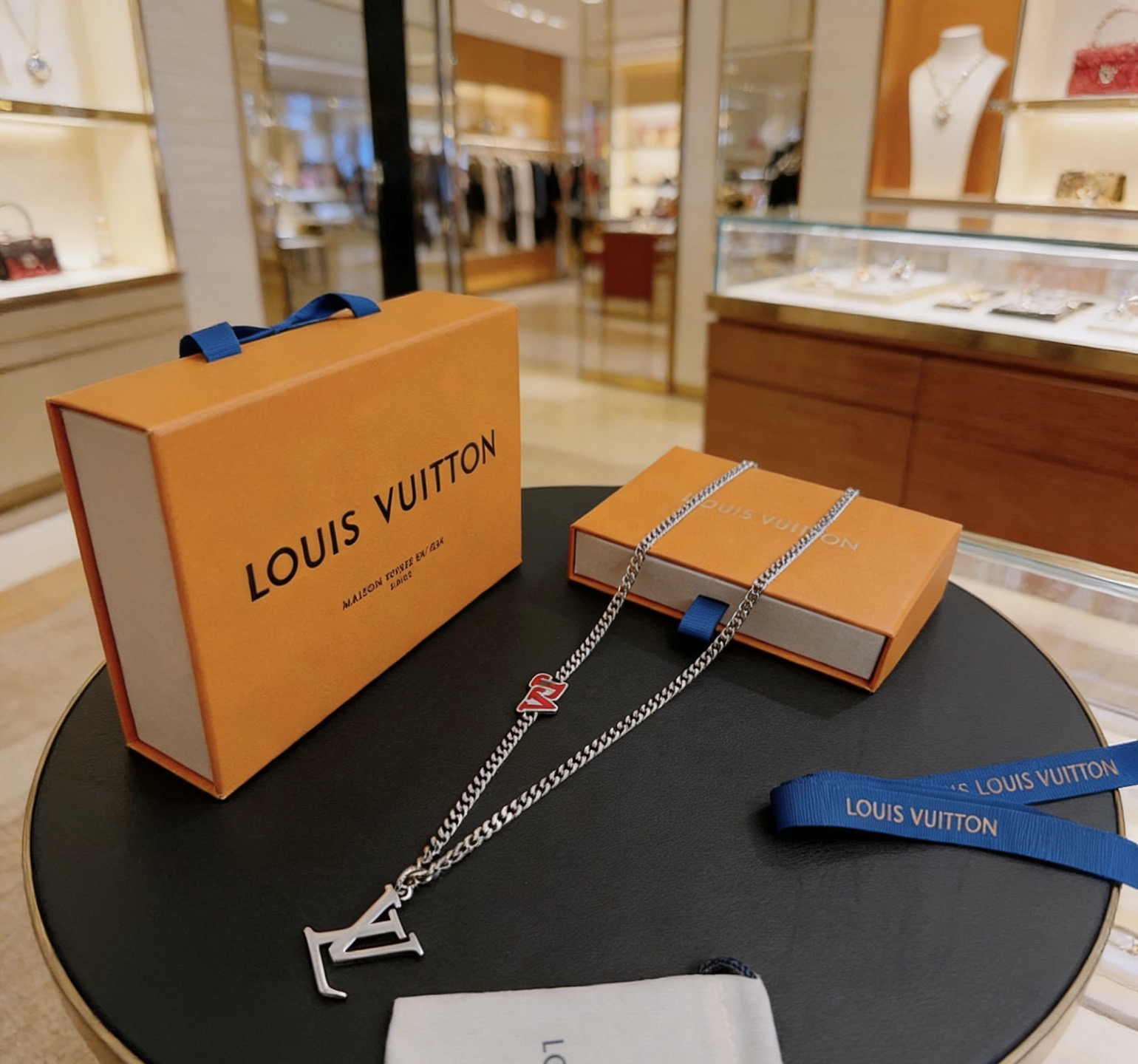 LV原單紅色大LOGO項鍊 粗鏈設計男款街頭潮流精品飾品| 10 LV原單紅色大LOGO項鍊 粗鏈設計男款街頭潮流精品飾品