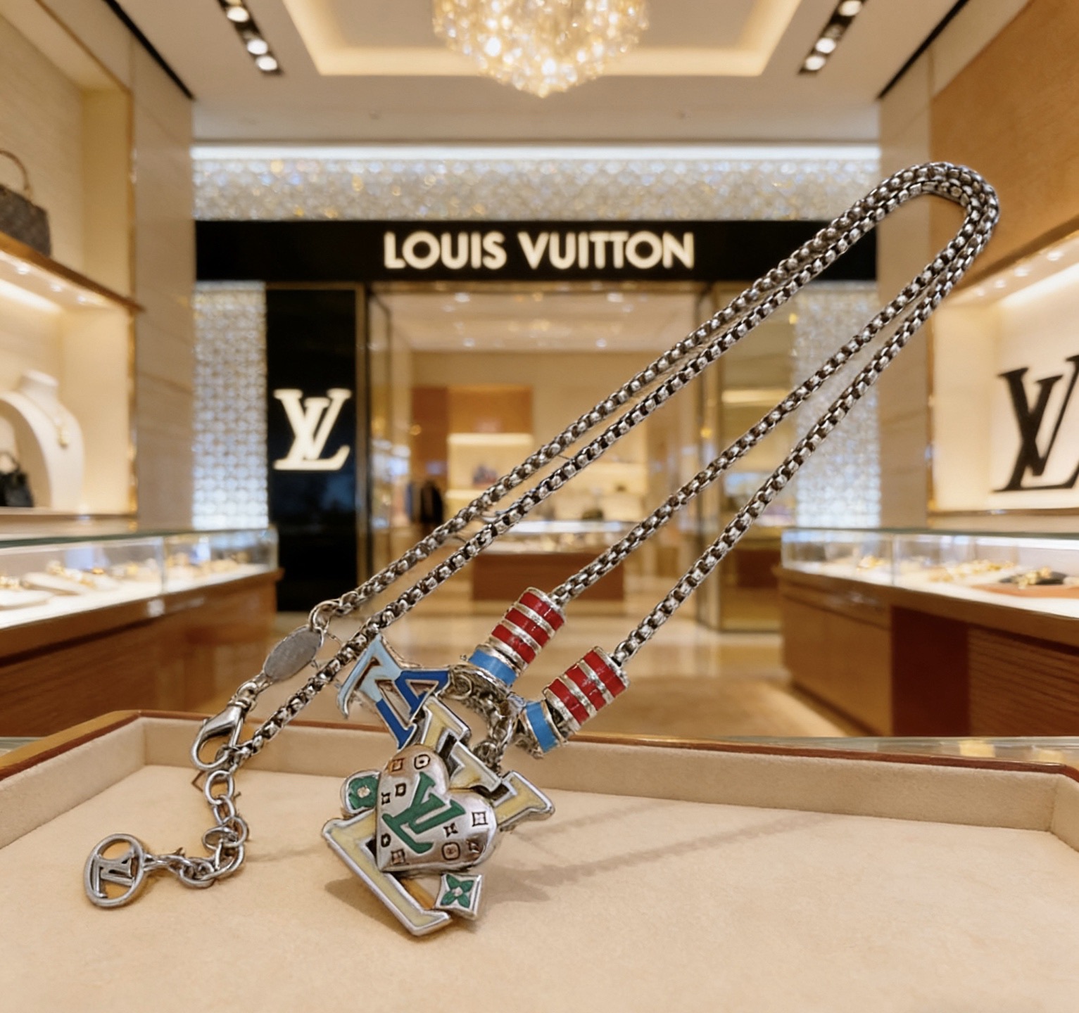 LV A貨心形LOGO吊墜項鍊 紅藍珠設計時尚百搭精品男女款| 12 LV A貨心形LOGO吊墜項鍊 紅藍珠設計時尚百搭精品男女款