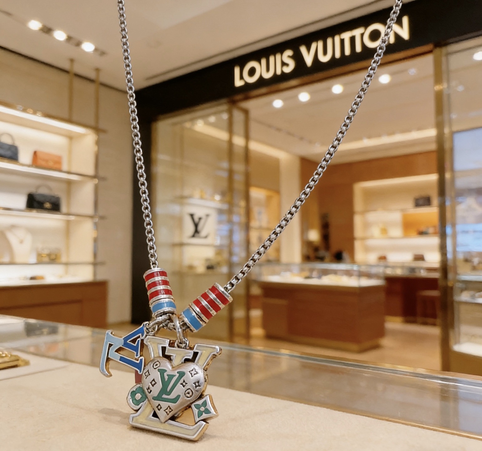 LV A貨心形LOGO吊墜項鍊 紅藍珠設計時尚百搭精品男女款| 10 LV A貨心形LOGO吊墜項鍊 紅藍珠設計時尚百搭精品男女款