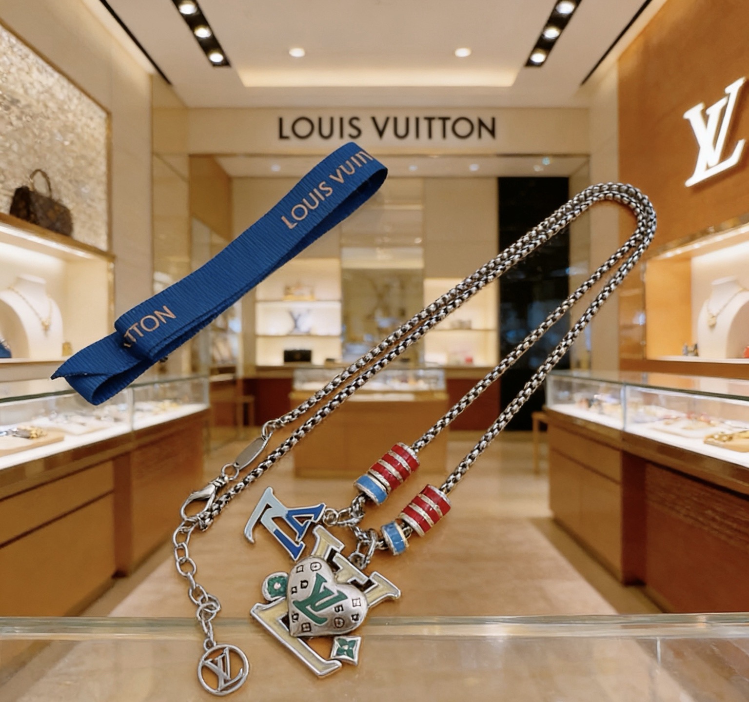 LV A貨心形LOGO吊墜項鍊 紅藍珠設計時尚百搭精品男女款| 9 LV A貨心形LOGO吊墜項鍊 紅藍珠設計時尚百搭精品男女款