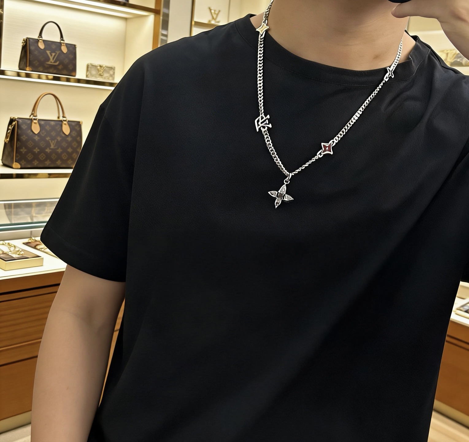 LV原單花卉鑽石吊墜項鍊 精緻閃耀設計高級感精品男女款| 12 LV原單花卉鑽石吊墜項鍊 精緻閃耀設計高級感精品男女款