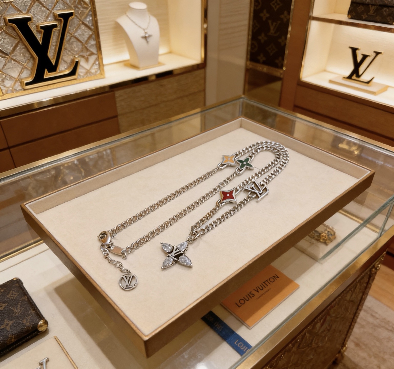 LV原單花卉鑽石吊墜項鍊 精緻閃耀設計高級感精品男女款| 8 LV原單花卉鑽石吊墜項鍊 精緻閃耀設計高級感精品男女款