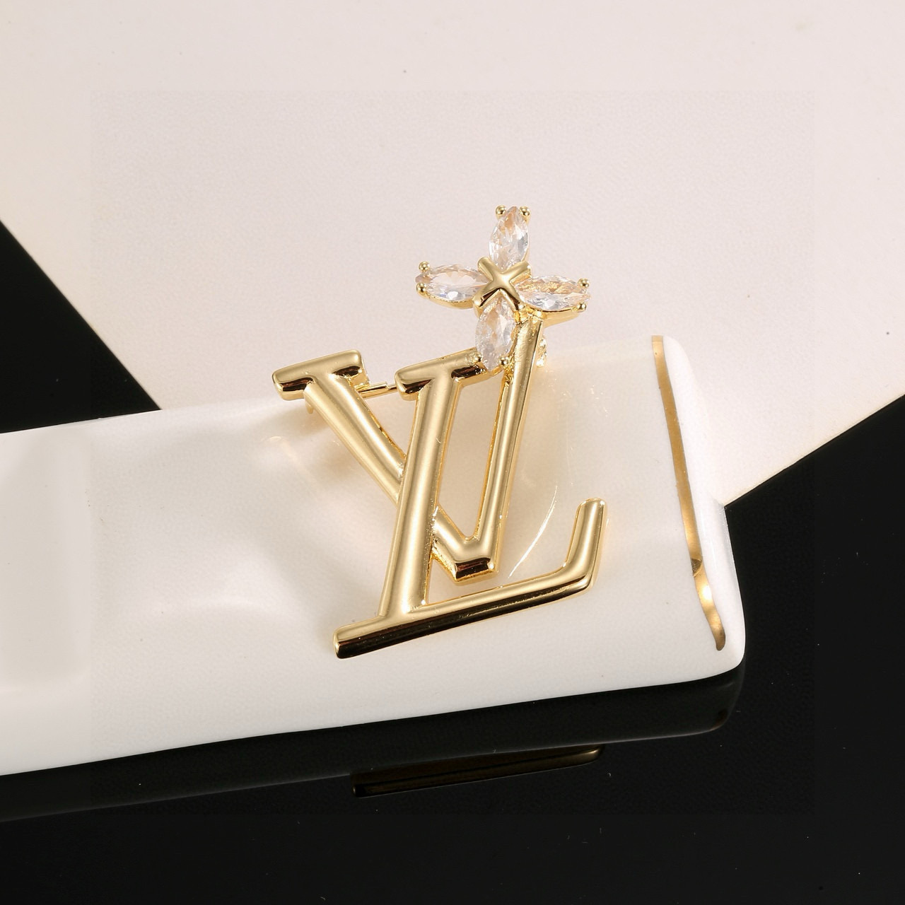 LV一比一經典字母胸針 鑲鑽花朵設計 高端精工飾品| 10 LV一比一經典字母胸針 鑲鑽花朵設計 高端精工飾品