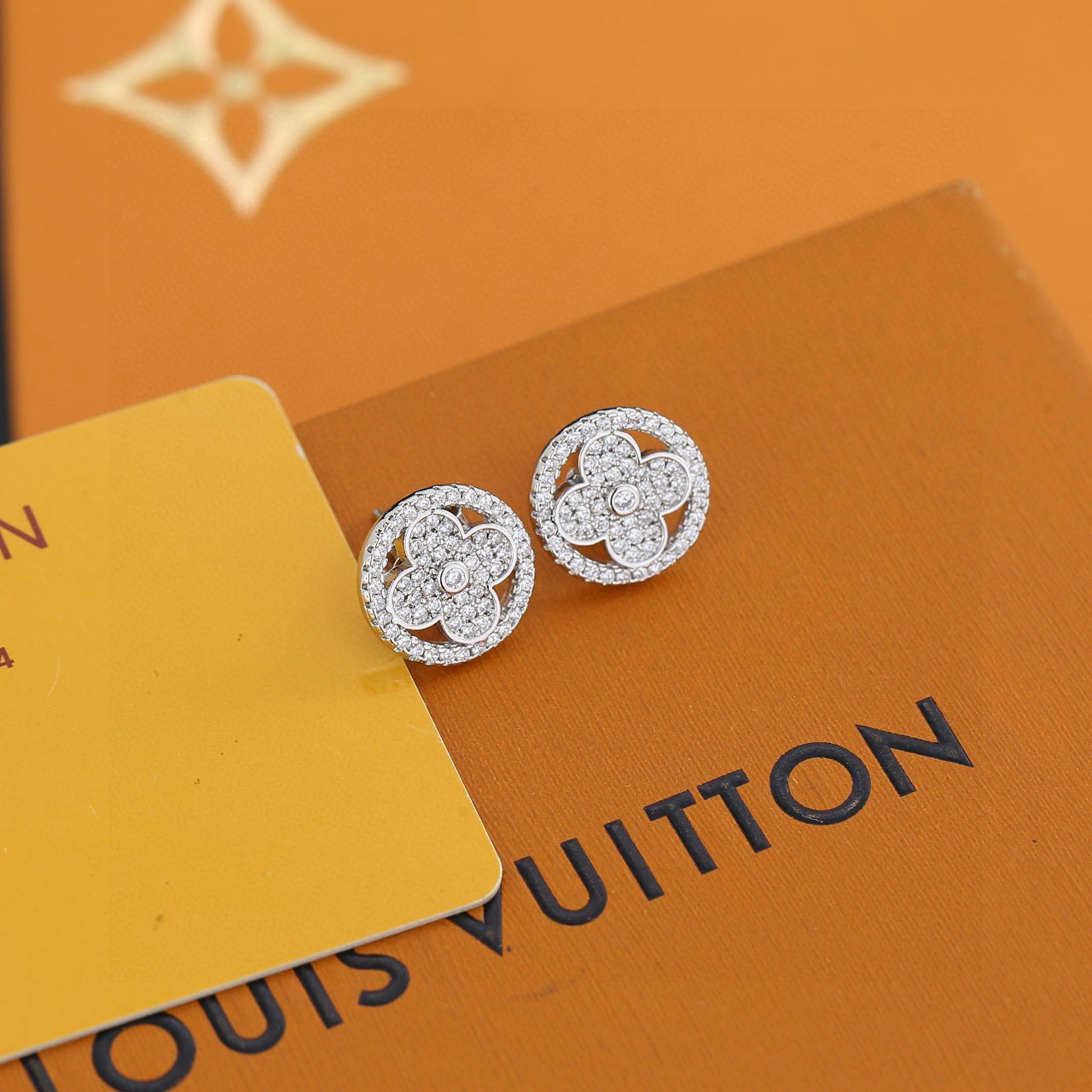 LV A貨滿鑽四葉花耳環 女款氣質百搭耳釘 高級感輕奢飾品| 9 LV A貨滿鑽四葉花耳環 女款氣質百搭耳釘 高級感輕奢飾品