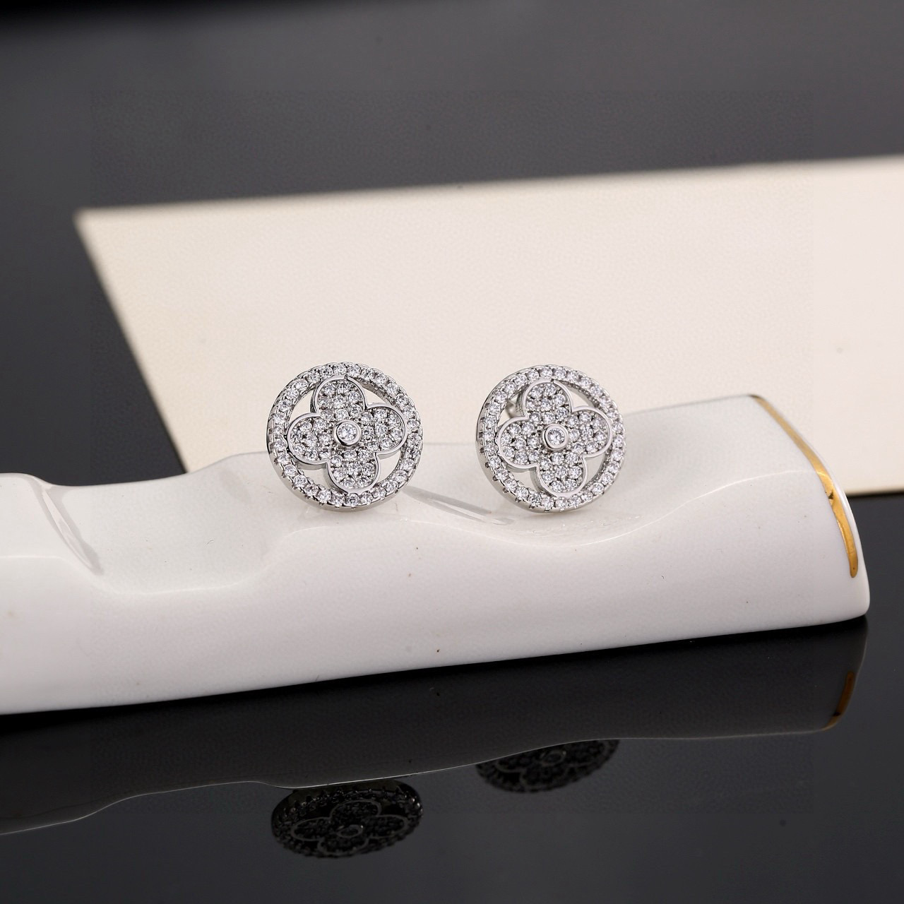 LV A貨滿鑽四葉花耳環 女款氣質百搭耳釘 高級感輕奢飾品| 8 LV A貨滿鑽四葉花耳環 女款氣質百搭耳釘 高級感輕奢飾品
