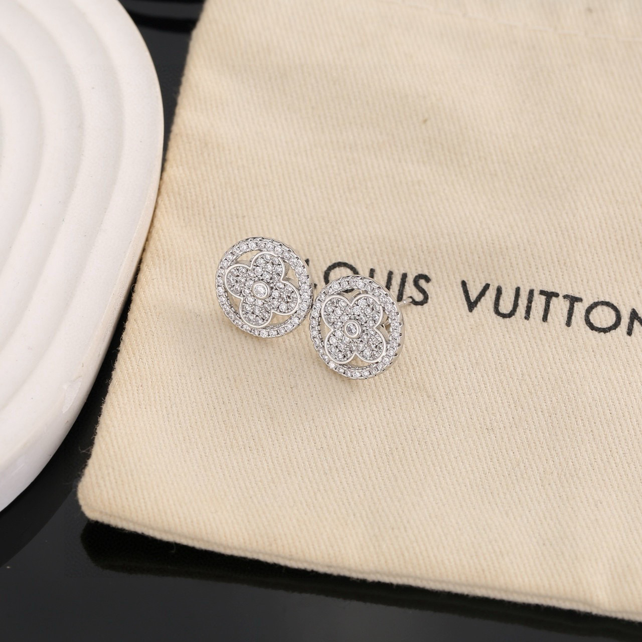 LV A貨滿鑽四葉花耳環 女款氣質百搭耳釘 高級感輕奢飾品| 7 LV A貨滿鑽四葉花耳環 女款氣質百搭耳釘 高級感輕奢飾品