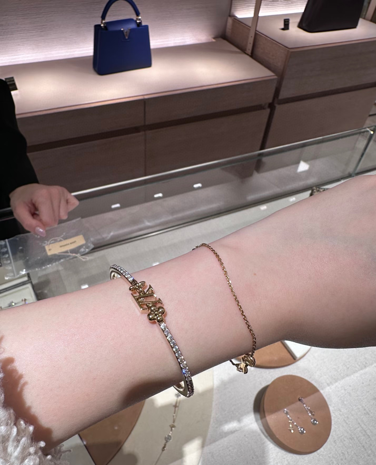 LV一比一開口手鐲 女款鑲鑽字母設計 高端手環| 8 LV一比一開口手鐲 女款鑲鑽字母設計 高端手環