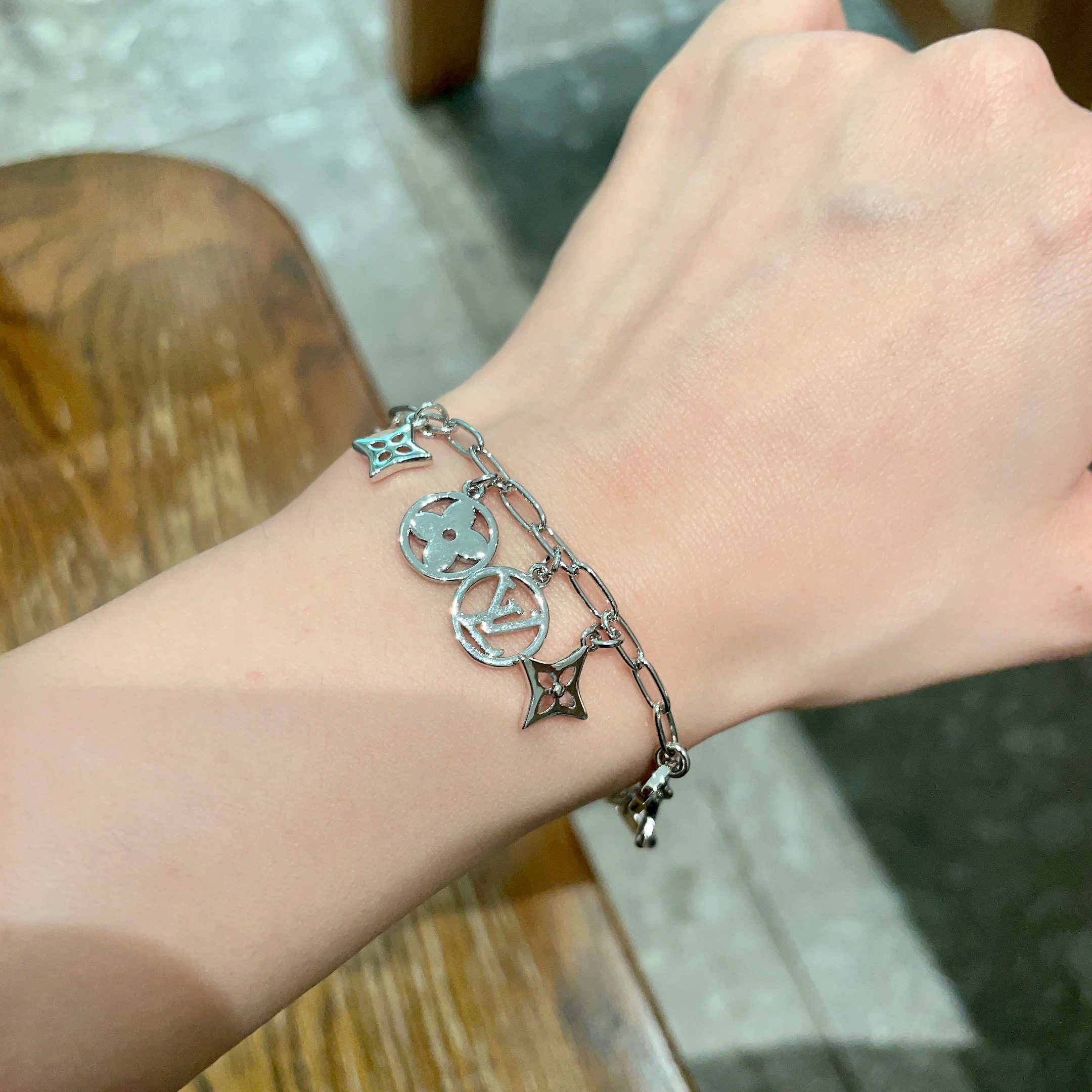 LV高仿圓牌花紋手鍊 女款金屬鏈條設計 高級感百搭精品手環| 14 LV高仿圓牌花紋手鍊 女款金屬鏈條設計 高級感百搭精品手環