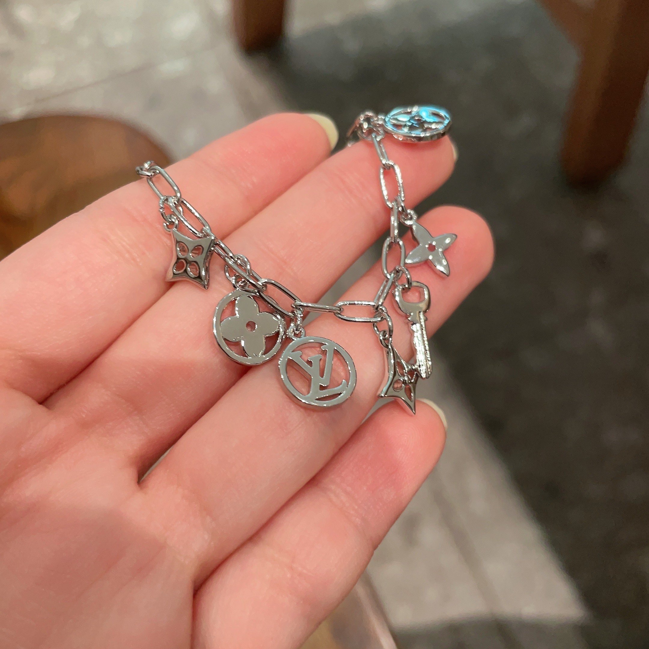 LV高仿圓牌花紋手鍊 女款金屬鏈條設計 高級感百搭精品手環| 13 LV高仿圓牌花紋手鍊 女款金屬鏈條設計 高級感百搭精品手環
