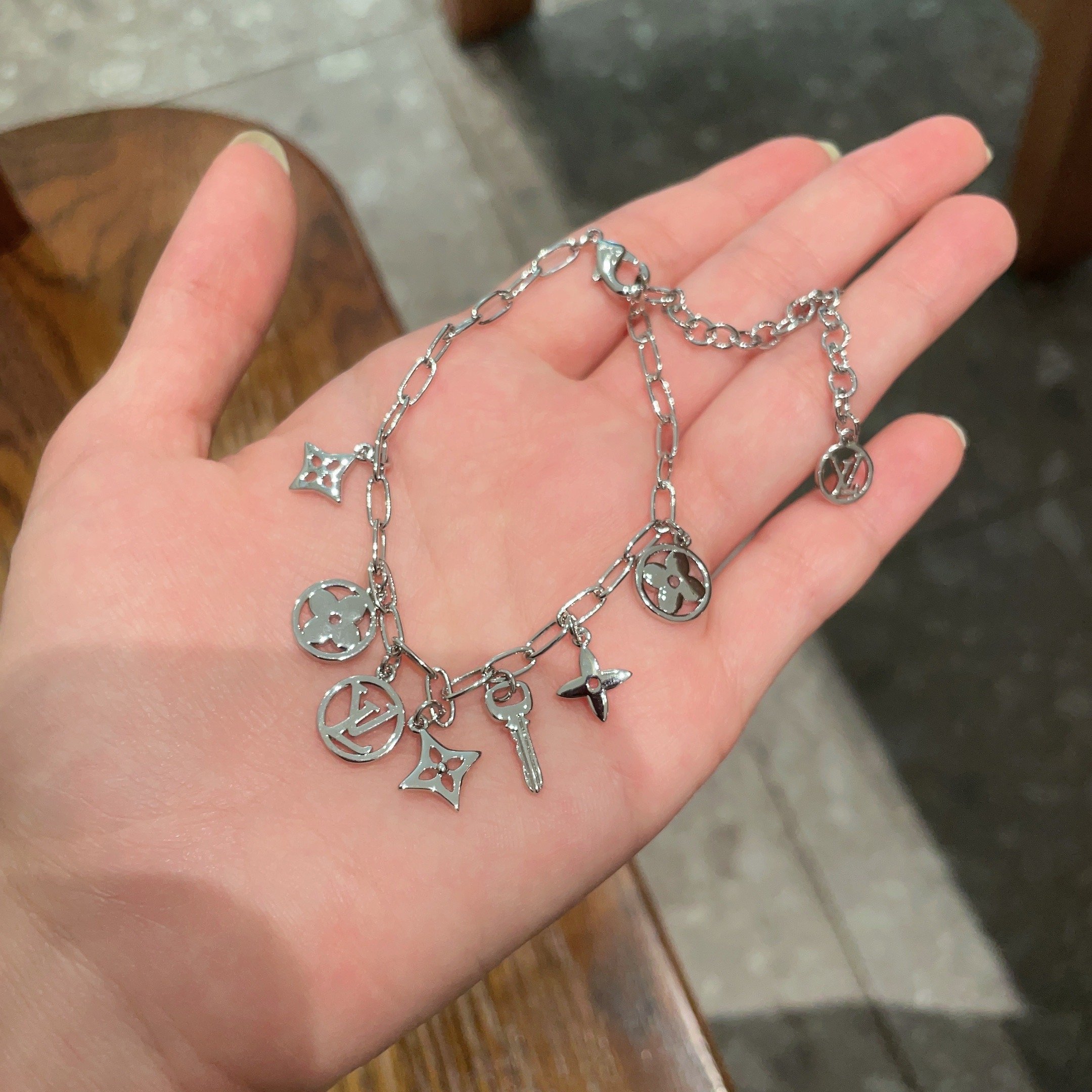 LV高仿圓牌花紋手鍊 女款金屬鏈條設計 高級感百搭精品手環| 12 LV高仿圓牌花紋手鍊 女款金屬鏈條設計 高級感百搭精品手環