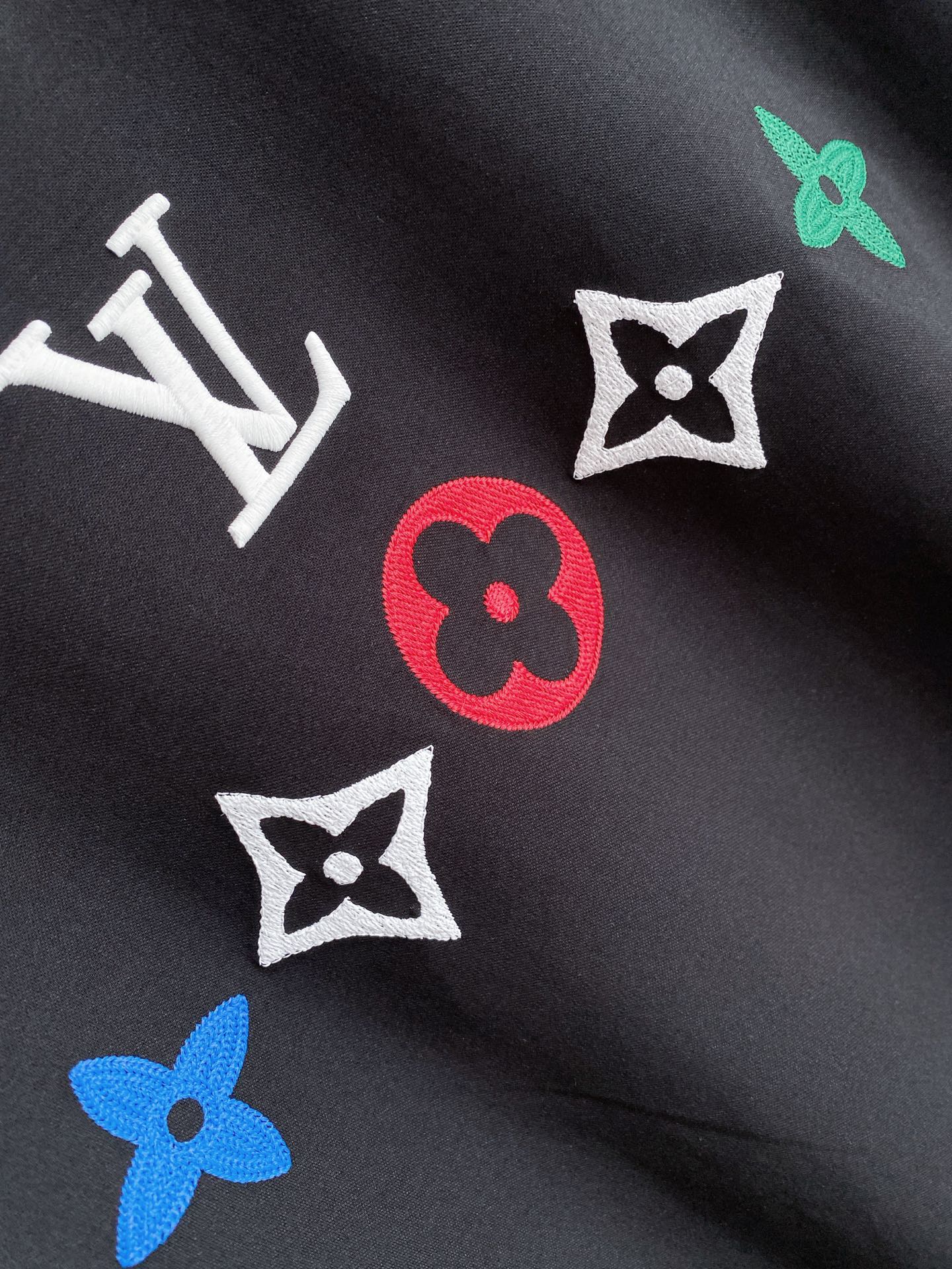 LV 一比一 男款 短袖T恤 彩色Monogram印花設計 時尚休閒款| 11 LV 一比一 男款 短袖T恤 彩色Monogram印花設計 時尚休閒款