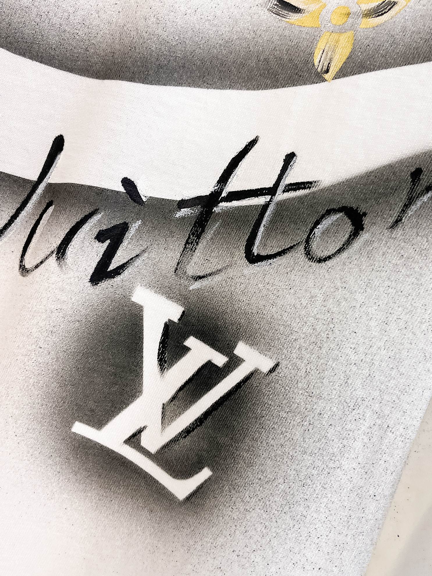 LV 高仿 男款 潑墨字母印花短袖T恤 寬鬆休閒潮流款| 13 LV 高仿 男款 潑墨字母印花短袖T恤 寬鬆休閒潮流款