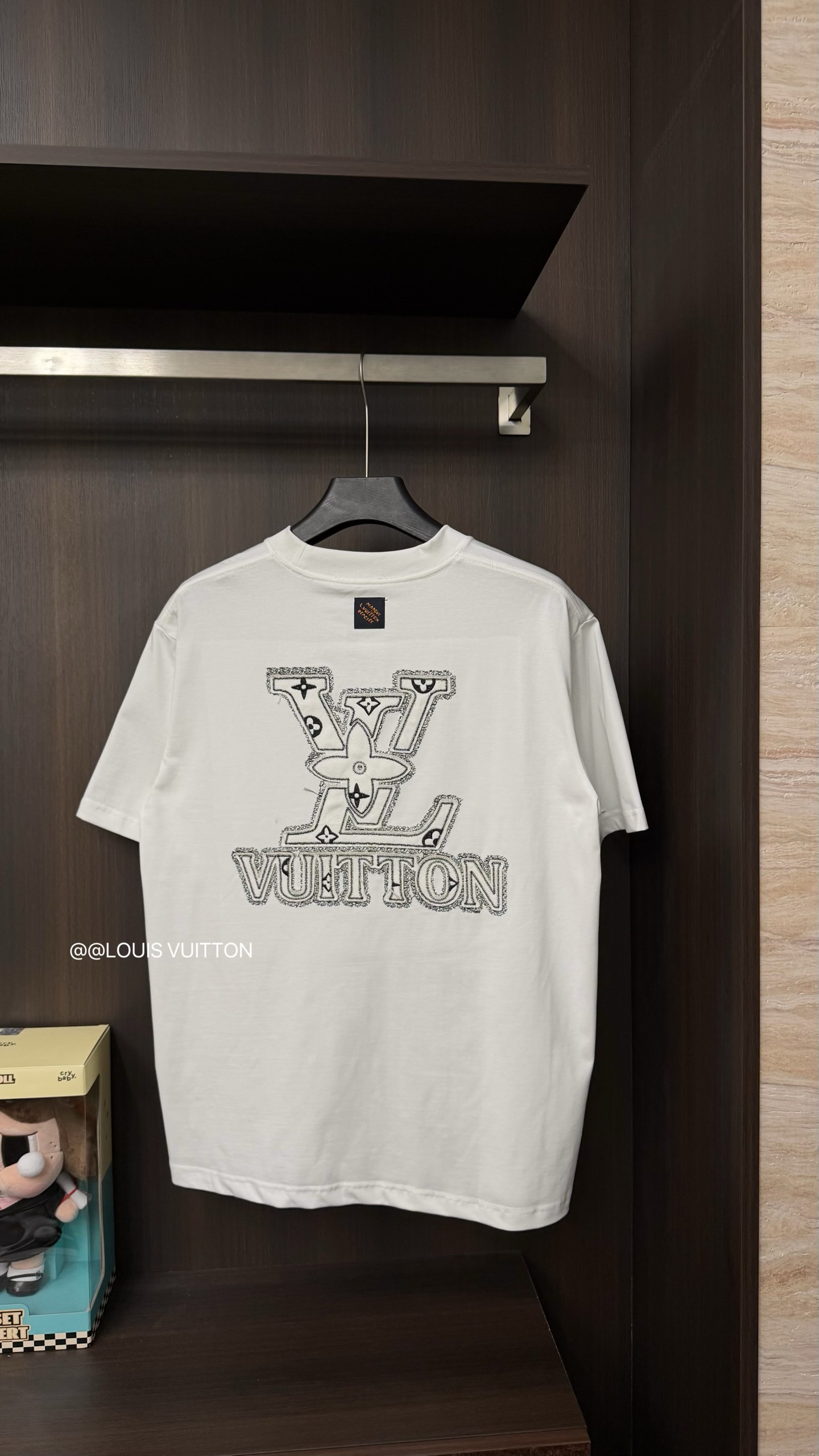 LV 一比一男款極簡刺繡短袖T恤 白色休閒百搭款| 13 LV 一比一男款極簡刺繡短袖T恤 白色休閒百搭款
