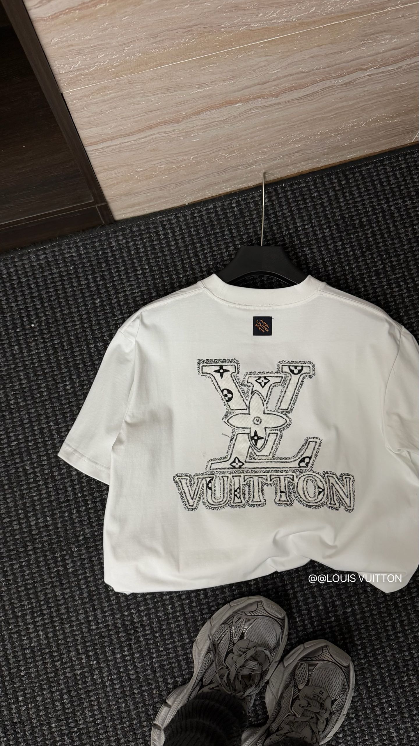 LV 一比一男款極簡刺繡短袖T恤 白色休閒百搭款| 12 LV 一比一男款極簡刺繡短袖T恤 白色休閒百搭款