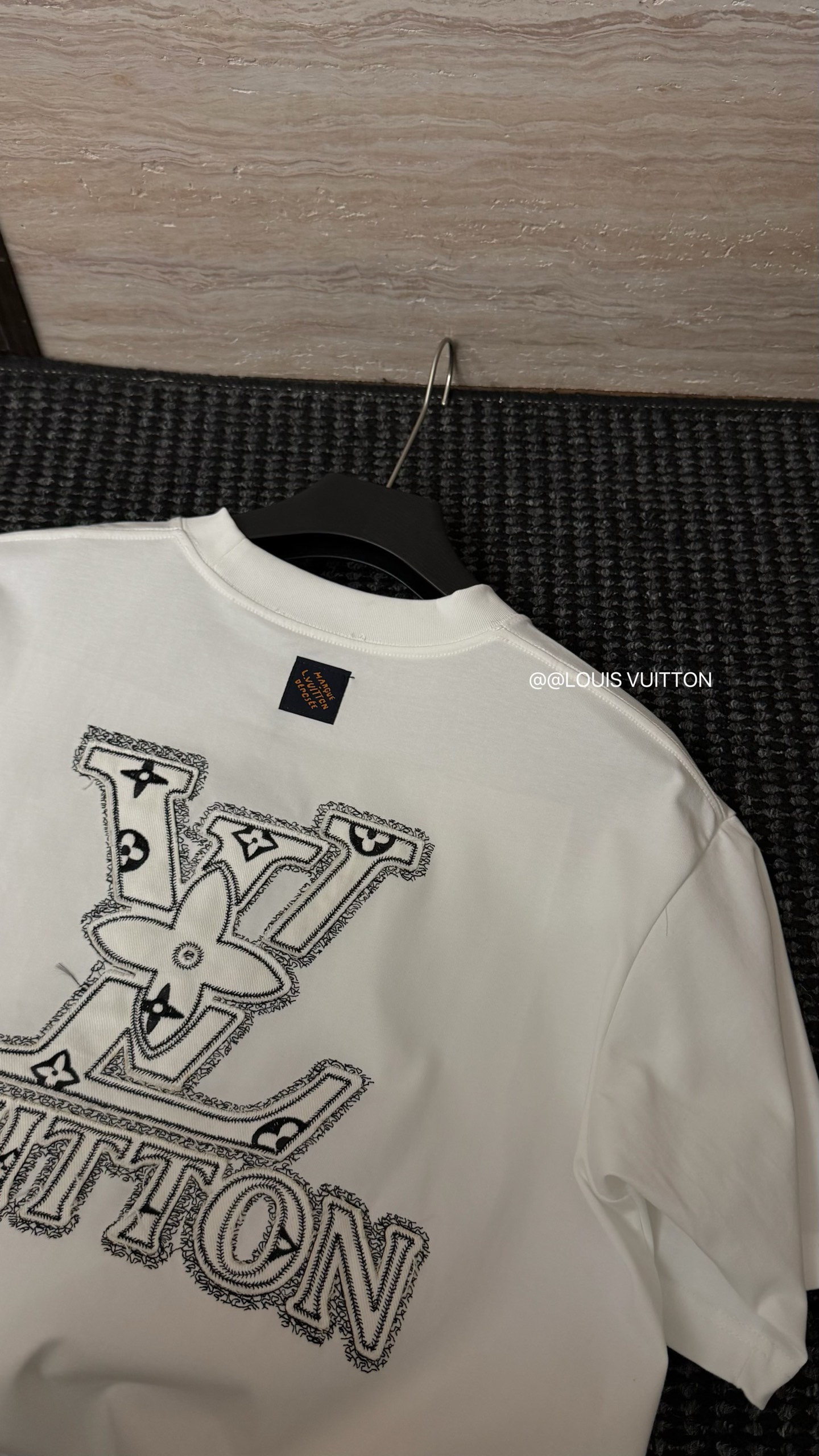 LV 一比一男款極簡刺繡短袖T恤 白色休閒百搭款| 10 LV 一比一男款極簡刺繡短袖T恤 白色休閒百搭款