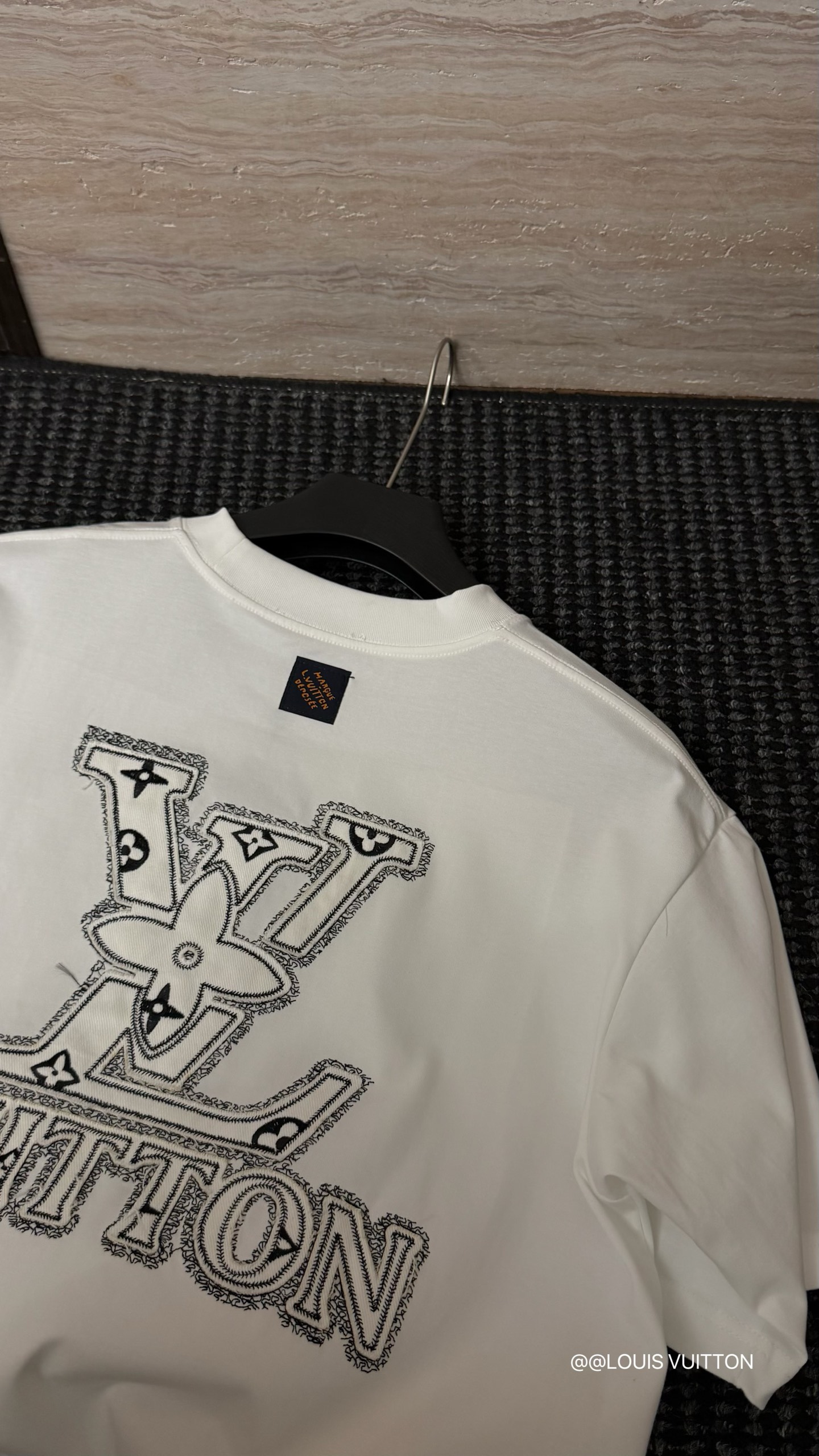 LV 一比一男款極簡刺繡短袖T恤 白色休閒百搭款| 9 LV 一比一男款極簡刺繡短袖T恤 白色休閒百搭款