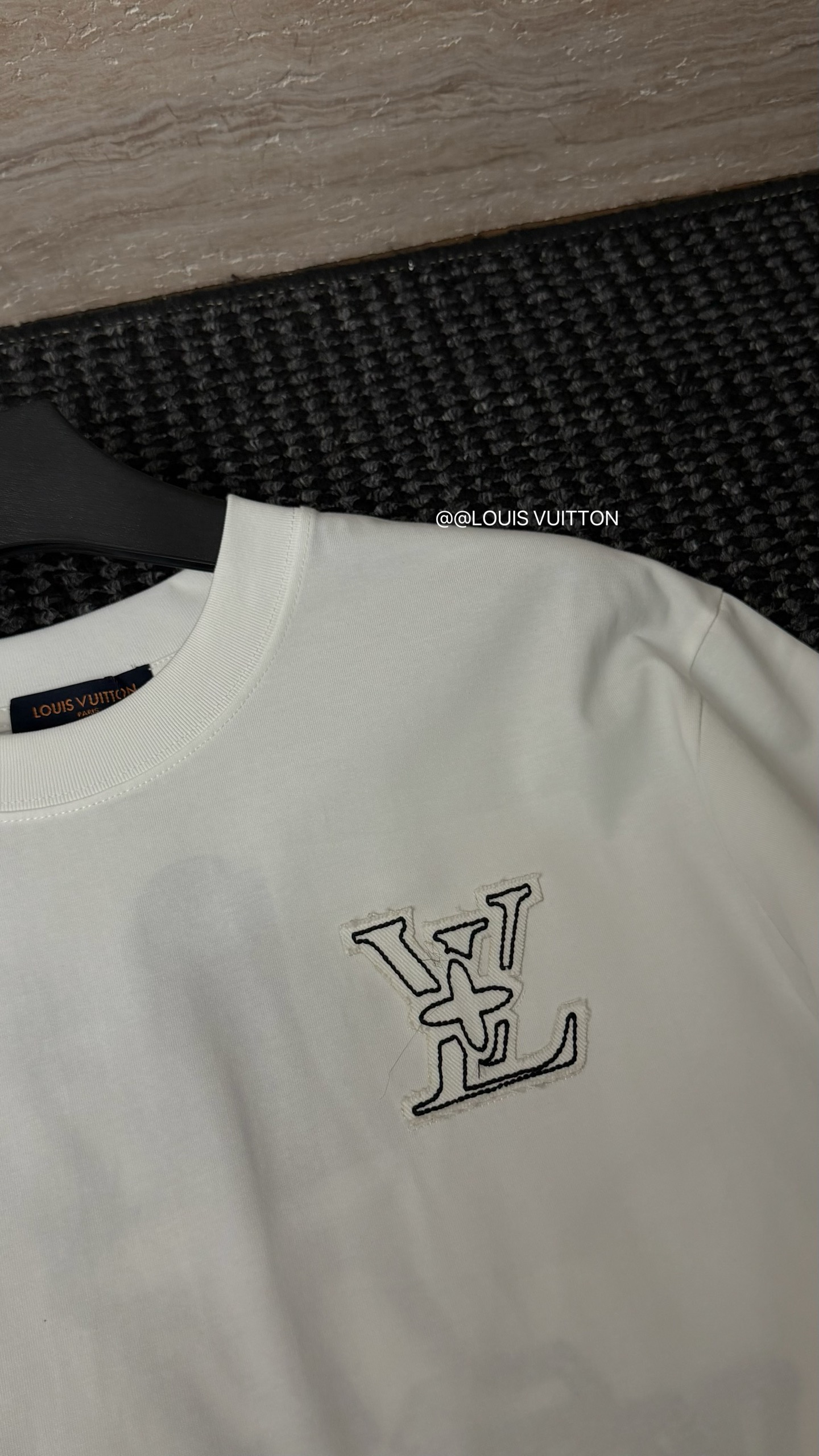 LV 一比一男款極簡刺繡短袖T恤 白色休閒百搭款| 8 LV 一比一男款極簡刺繡短袖T恤 白色休閒百搭款