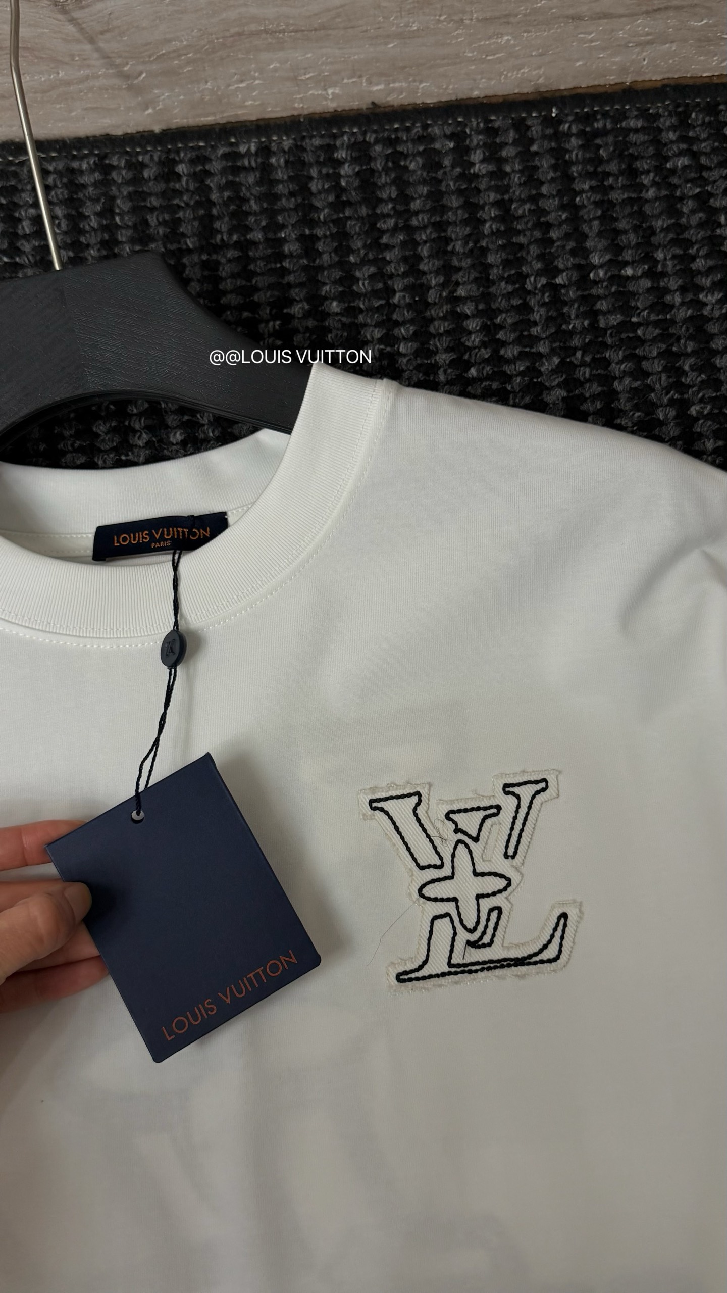 LV 一比一男款極簡刺繡短袖T恤 白色休閒百搭款| 7 LV 一比一男款極簡刺繡短袖T恤 白色休閒百搭款