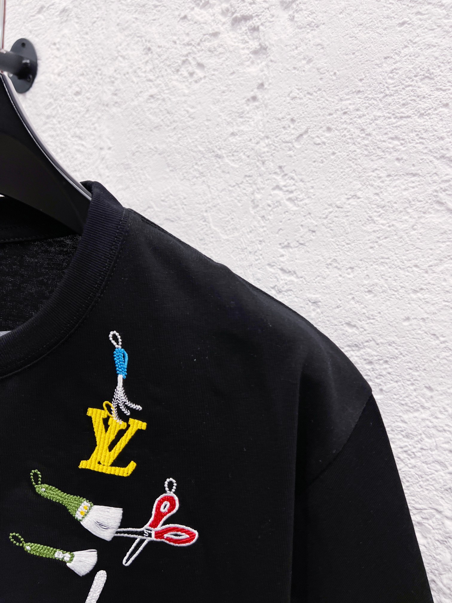 LV A貨男款工具刺繡短袖T恤 黑色精品潮流款| 13 LV A貨男款工具刺繡短袖T恤 黑色精品潮流款