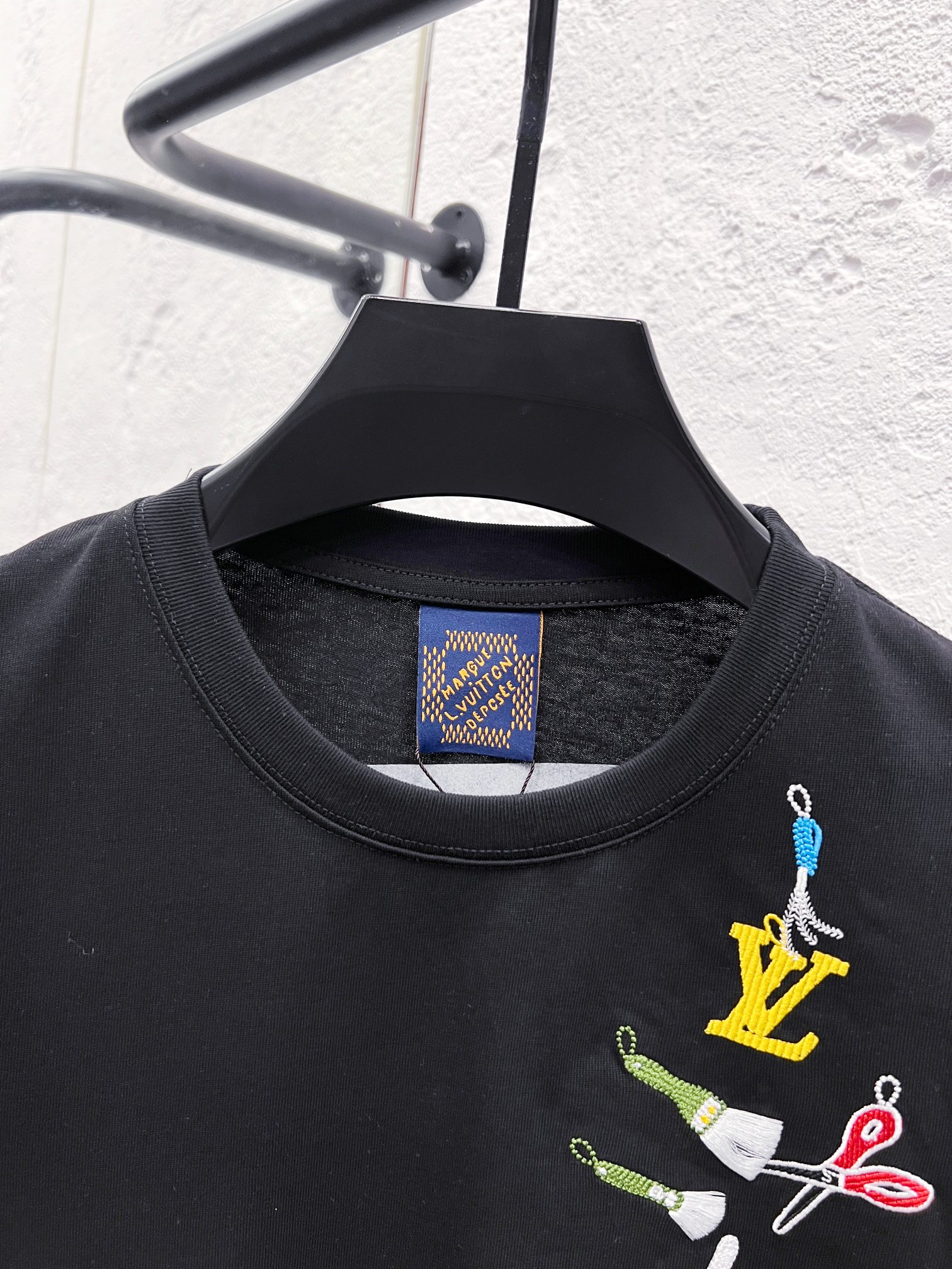 LV A貨男款工具刺繡短袖T恤 黑色精品潮流款| 12 LV A貨男款工具刺繡短袖T恤 黑色精品潮流款
