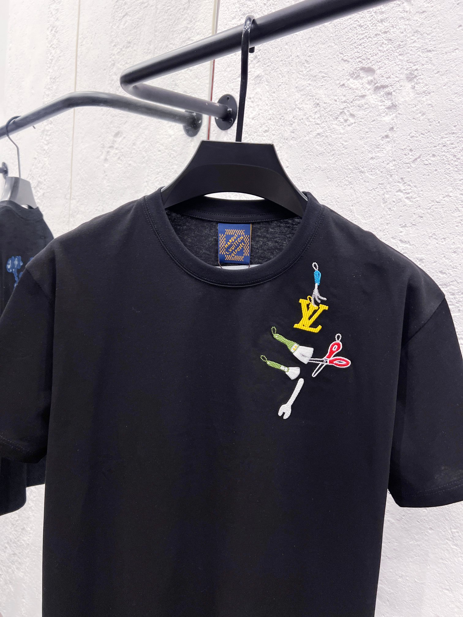 LV A貨男款工具刺繡短袖T恤 黑色精品潮流款| 11 LV A貨男款工具刺繡短袖T恤 黑色精品潮流款