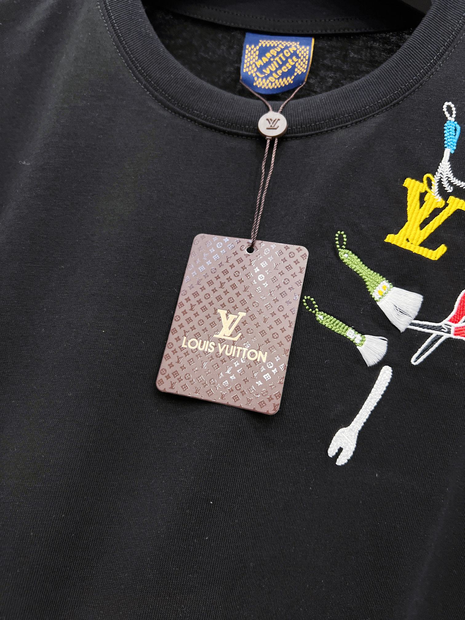 LV A貨男款工具刺繡短袖T恤 黑色精品潮流款| 8 LV A貨男款工具刺繡短袖T恤 黑色精品潮流款