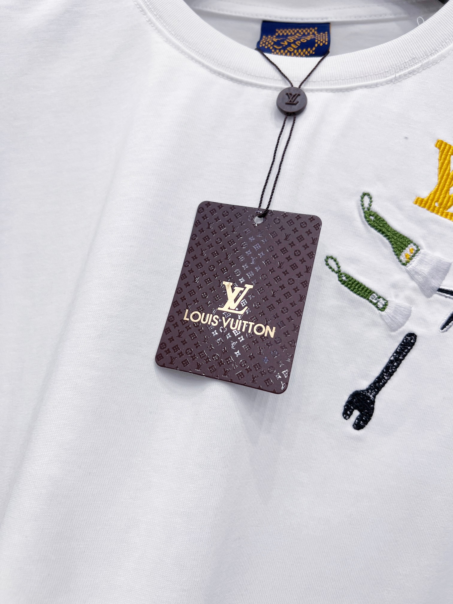 LV 一比一男款工具刺繡白色短袖T恤 夏季百搭潮T| 9 LV 一比一男款工具刺繡白色短袖T恤 夏季百搭潮T