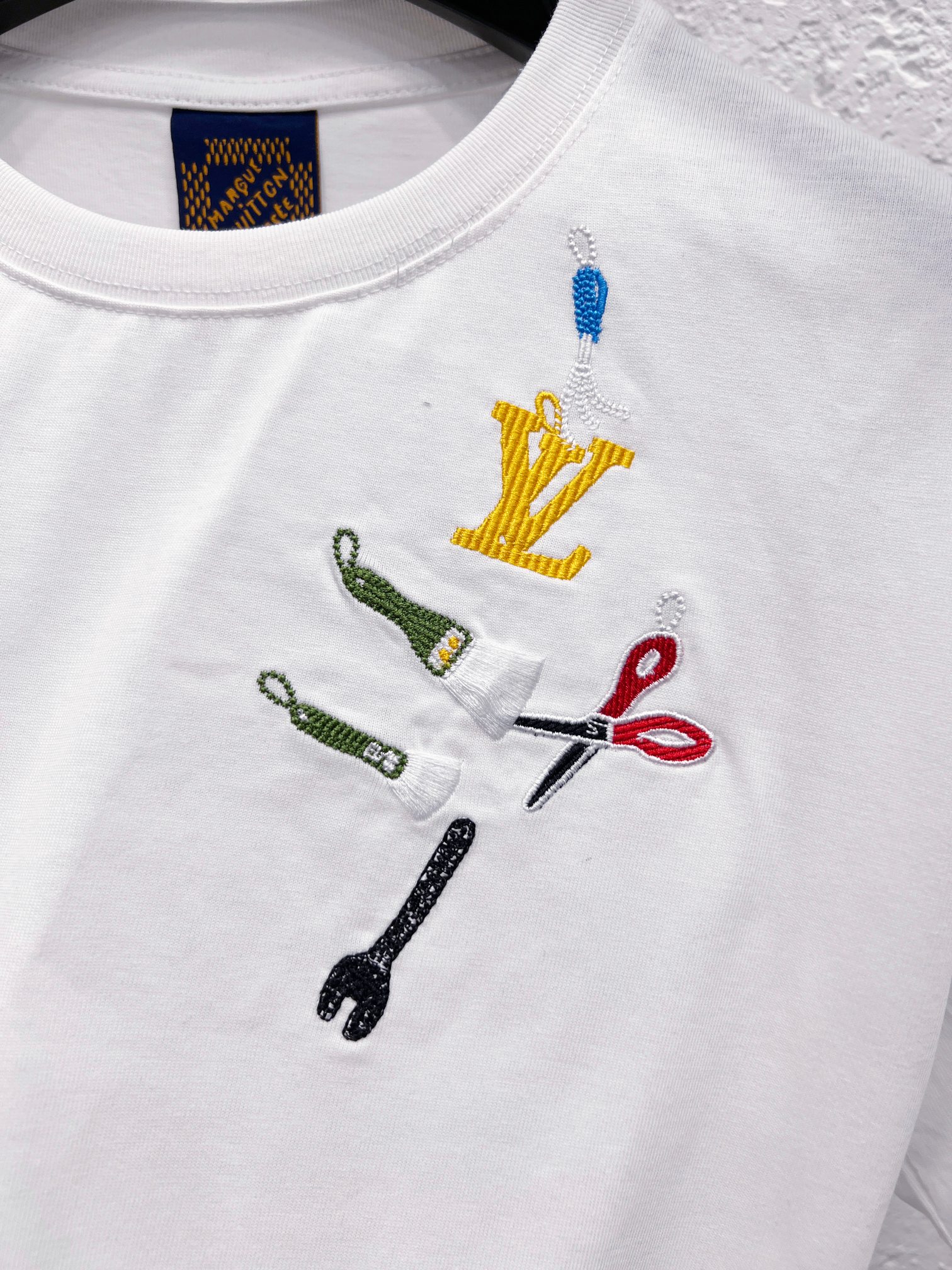 LV 一比一男款工具刺繡白色短袖T恤 夏季百搭潮T| 8 LV 一比一男款工具刺繡白色短袖T恤 夏季百搭潮T