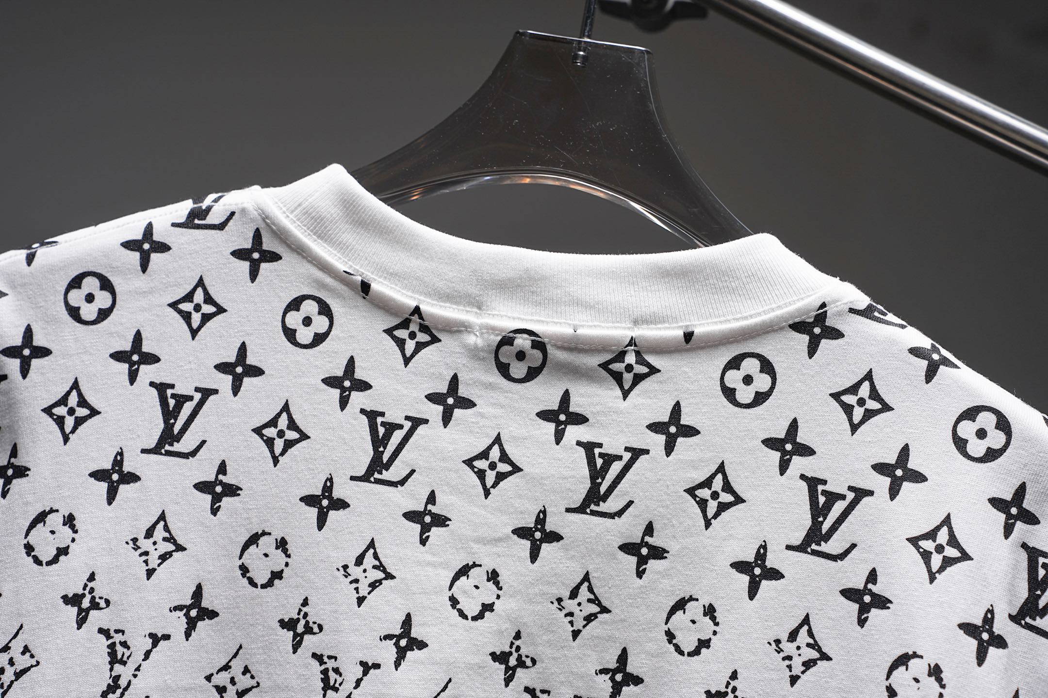 LV 高仿男款滿版Monogram短袖T恤 白色時尚百搭款| 12 LV 高仿男款滿版Monogram短袖T恤 白色時尚百搭款