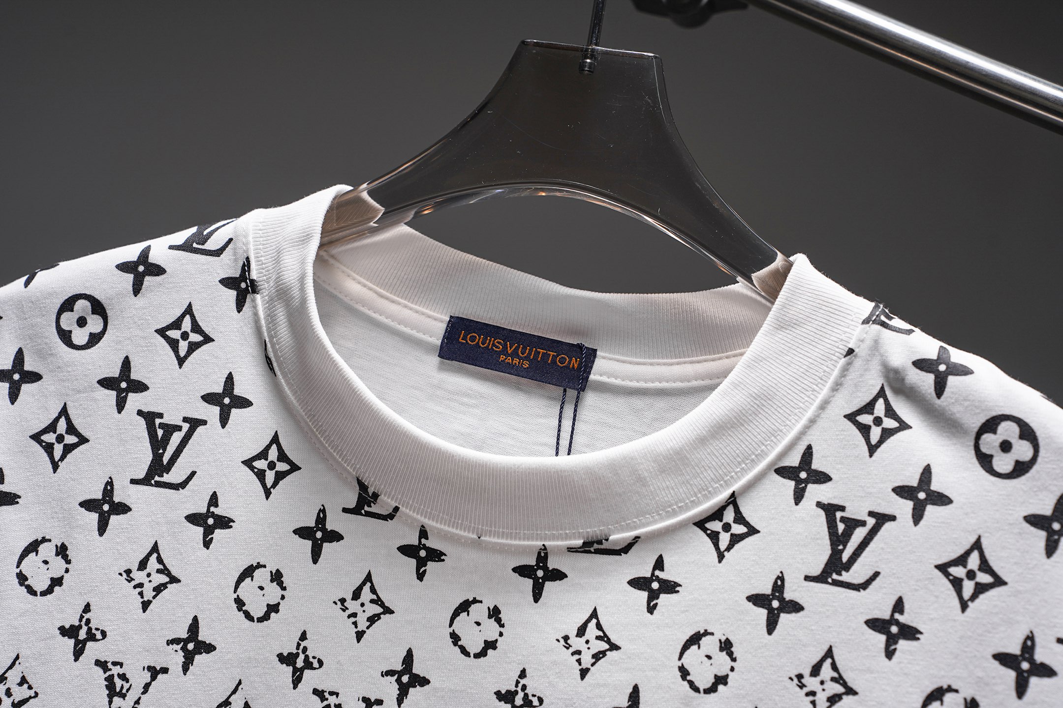 LV 高仿男款滿版Monogram短袖T恤 白色時尚百搭款| 11 LV 高仿男款滿版Monogram短袖T恤 白色時尚百搭款