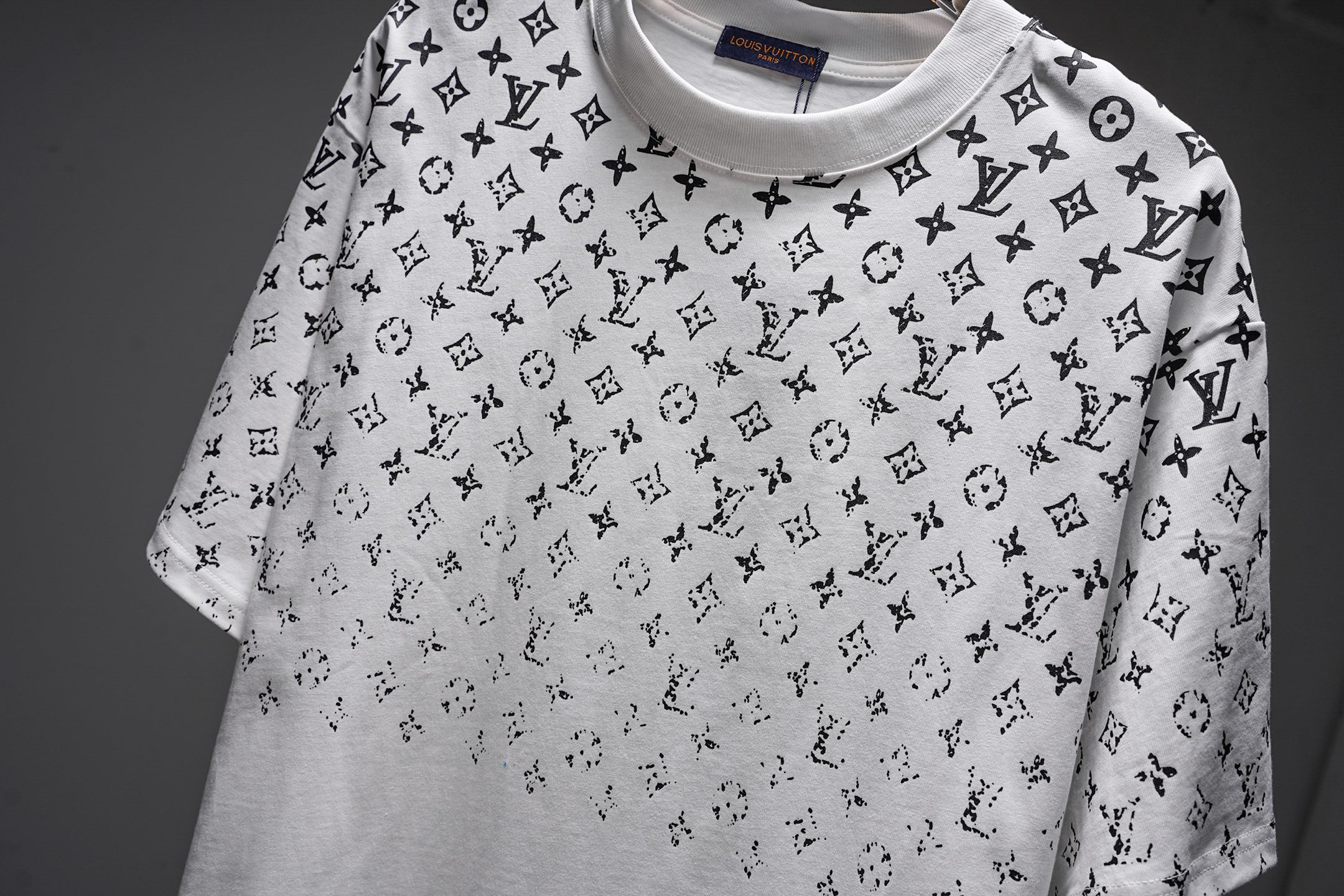 LV 高仿男款滿版Monogram短袖T恤 白色時尚百搭款| 9 LV 高仿男款滿版Monogram短袖T恤 白色時尚百搭款