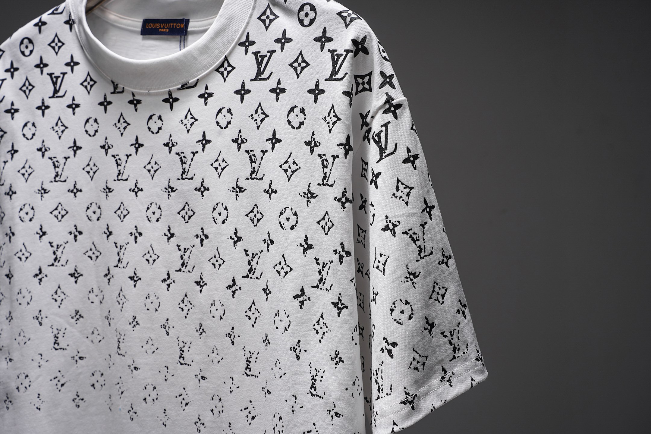 LV 高仿男款滿版Monogram短袖T恤 白色時尚百搭款| 8 LV 高仿男款滿版Monogram短袖T恤 白色時尚百搭款