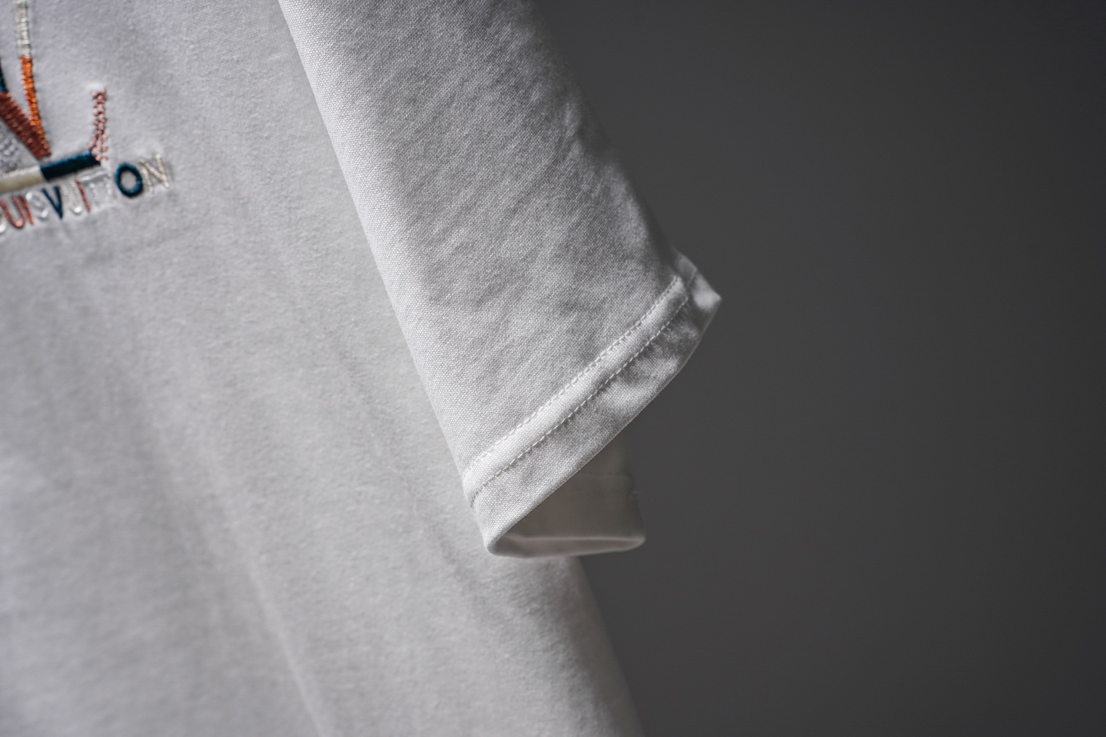 LV 高仿男款刺繡LOGO短袖T恤 白色簡約百搭款| 17 LV 高仿男款刺繡LOGO短袖T恤 白色簡約百搭款