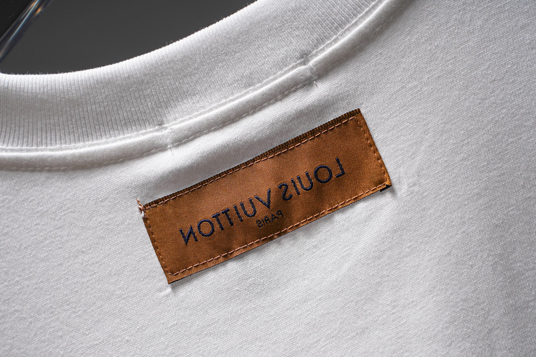 LV 高仿男款刺繡LOGO短袖T恤 白色簡約百搭款| 12 LV 高仿男款刺繡LOGO短袖T恤 白色簡約百搭款