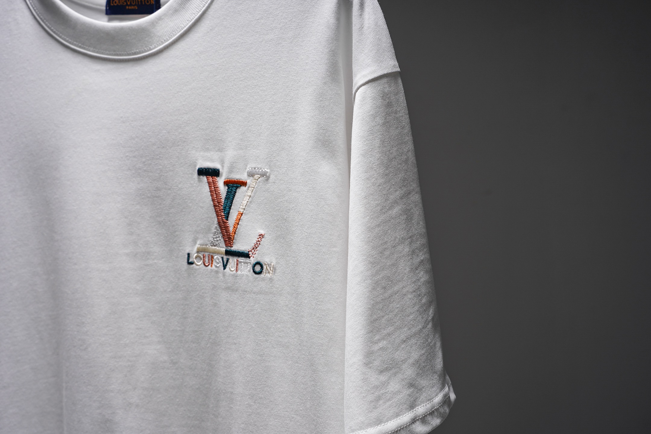 LV 高仿男款刺繡LOGO短袖T恤 白色簡約百搭款| 9 LV 高仿男款刺繡LOGO短袖T恤 白色簡約百搭款