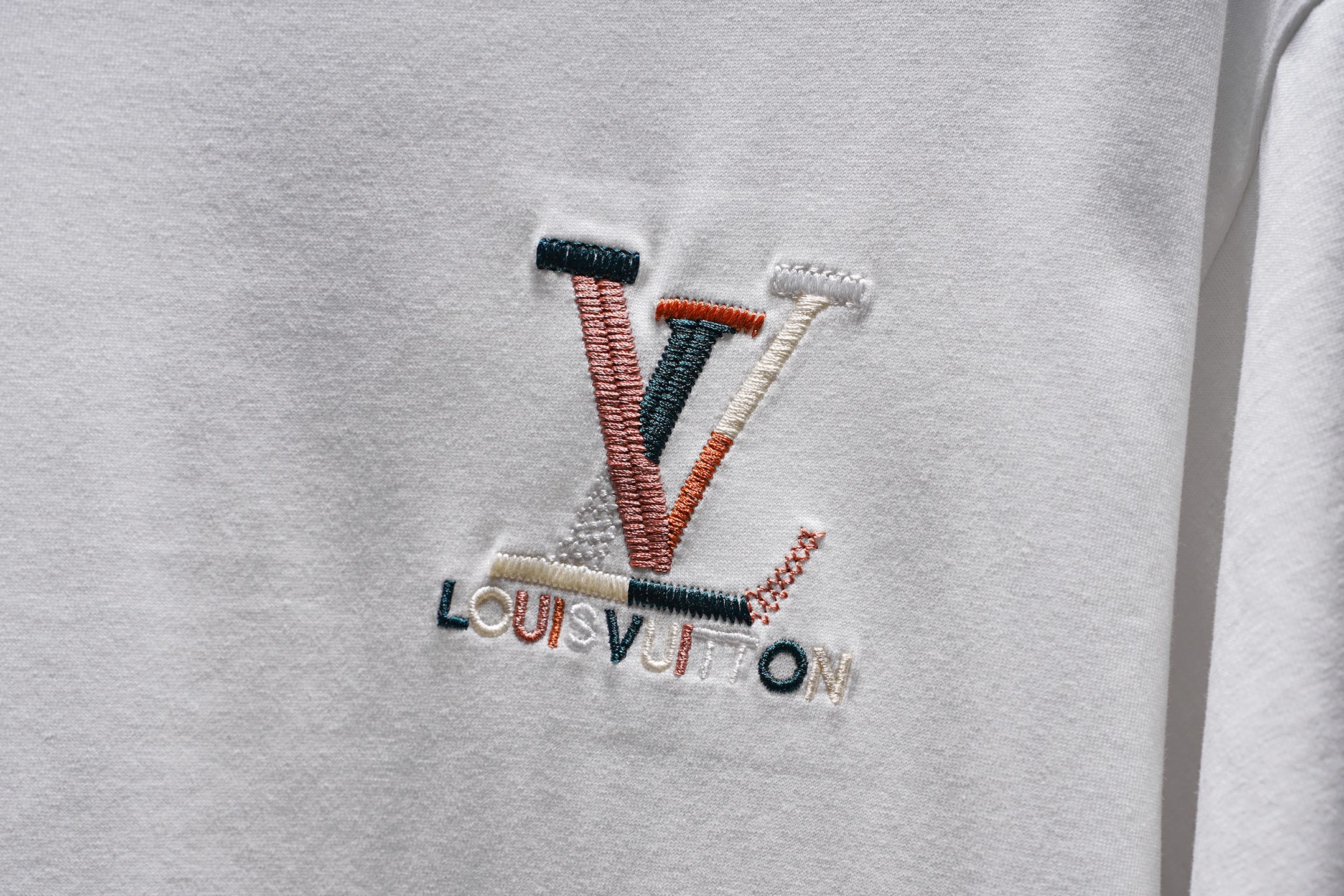 LV 高仿男款刺繡LOGO短袖T恤 白色簡約百搭款| 8 LV 高仿男款刺繡LOGO短袖T恤 白色簡約百搭款