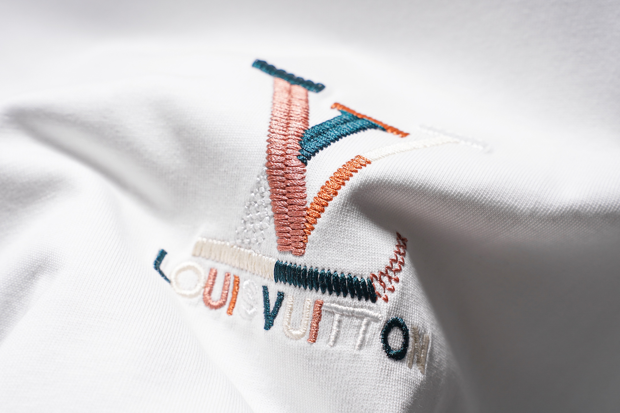 LV 高仿男款刺繡LOGO短袖T恤 白色簡約百搭款| 7 LV 高仿男款刺繡LOGO短袖T恤 白色簡約百搭款