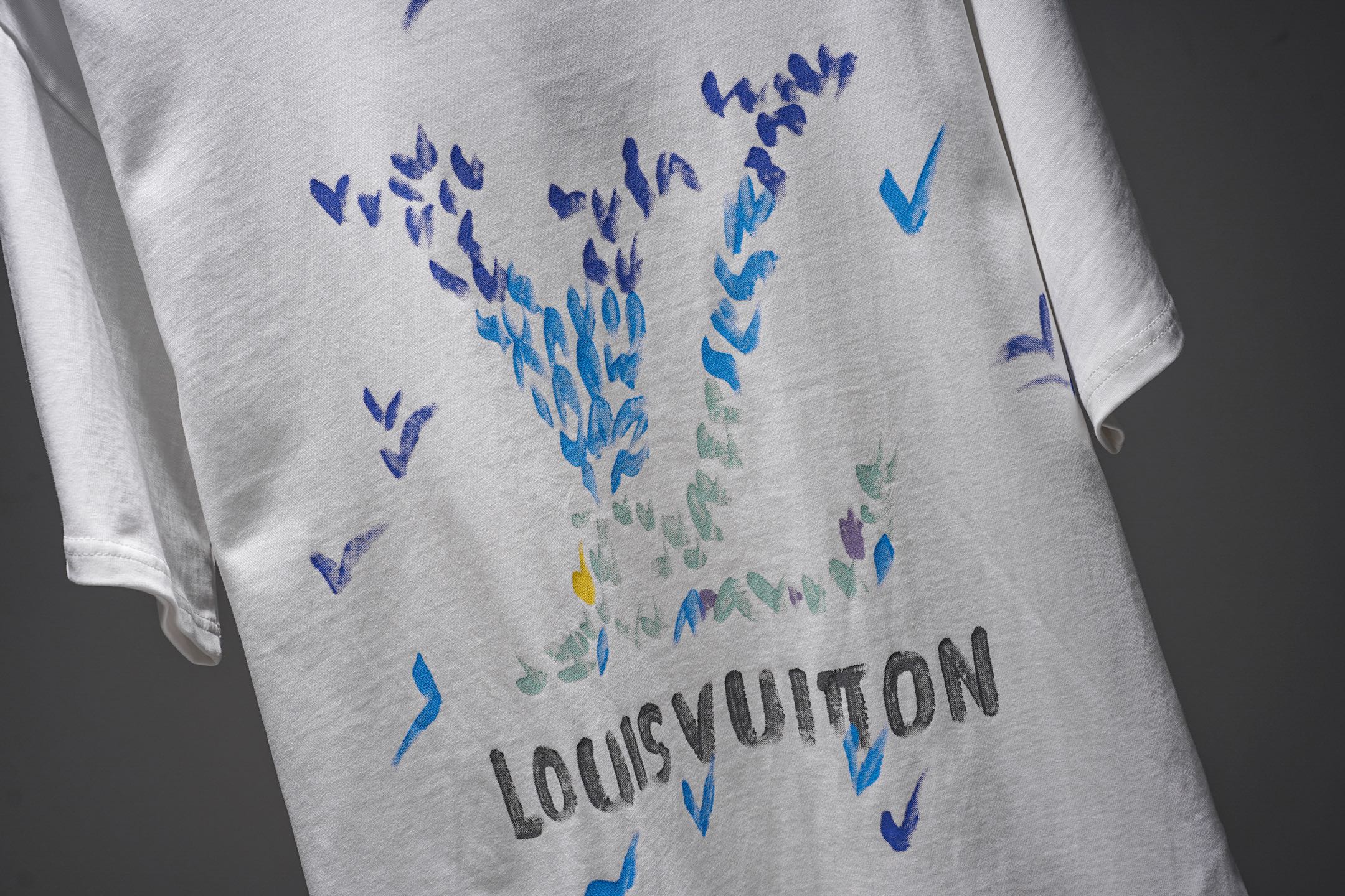 LV 一比一男款彩繪LOGO短袖T恤 白色潮流設計款| 9 LV 一比一男款彩繪LOGO短袖T恤 白色潮流設計款