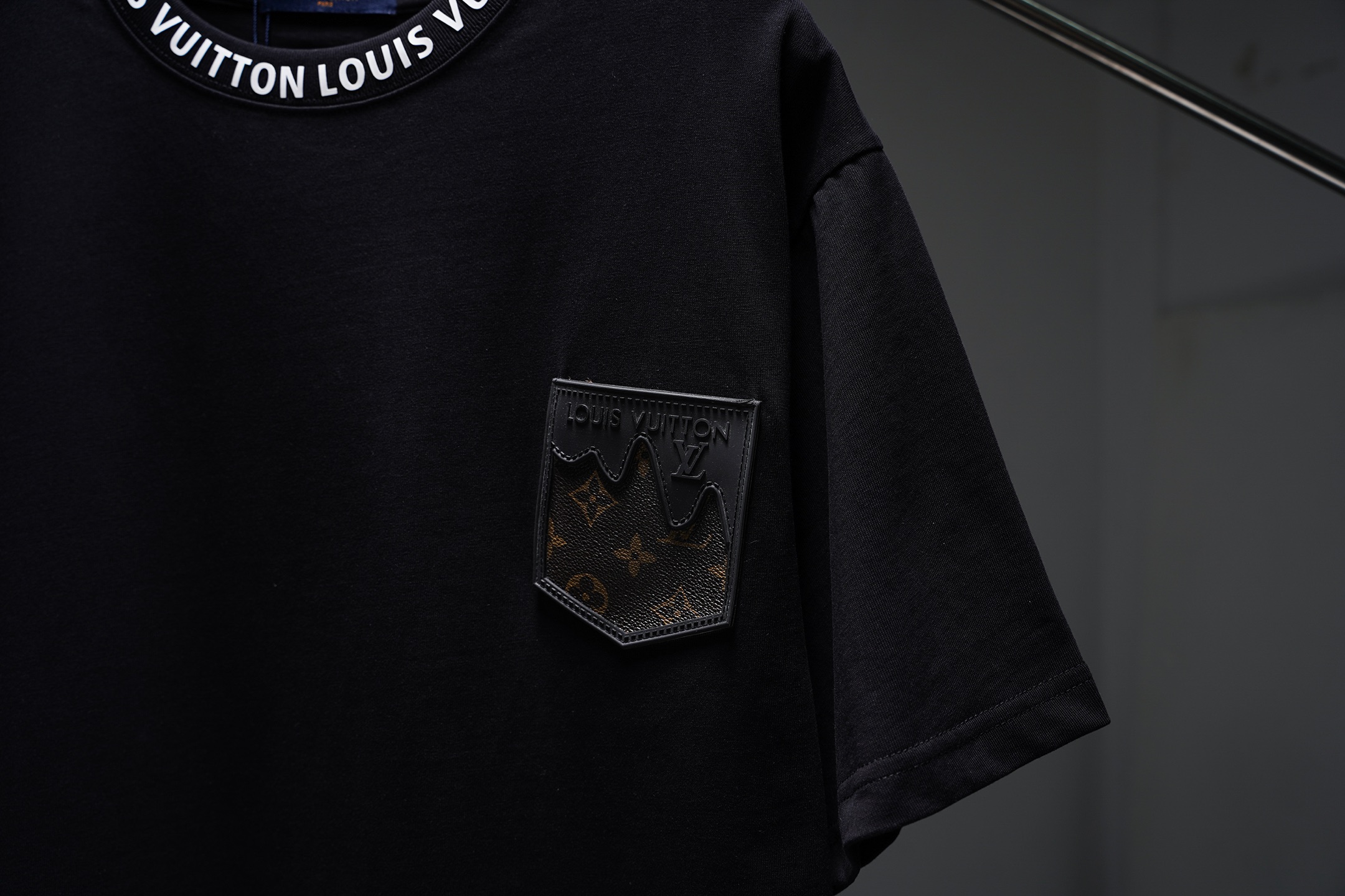 LV 高仿男款Monogram口袋短袖T恤 黑色百搭款| 8 LV 高仿男款Monogram口袋短袖T恤 黑色百搭款