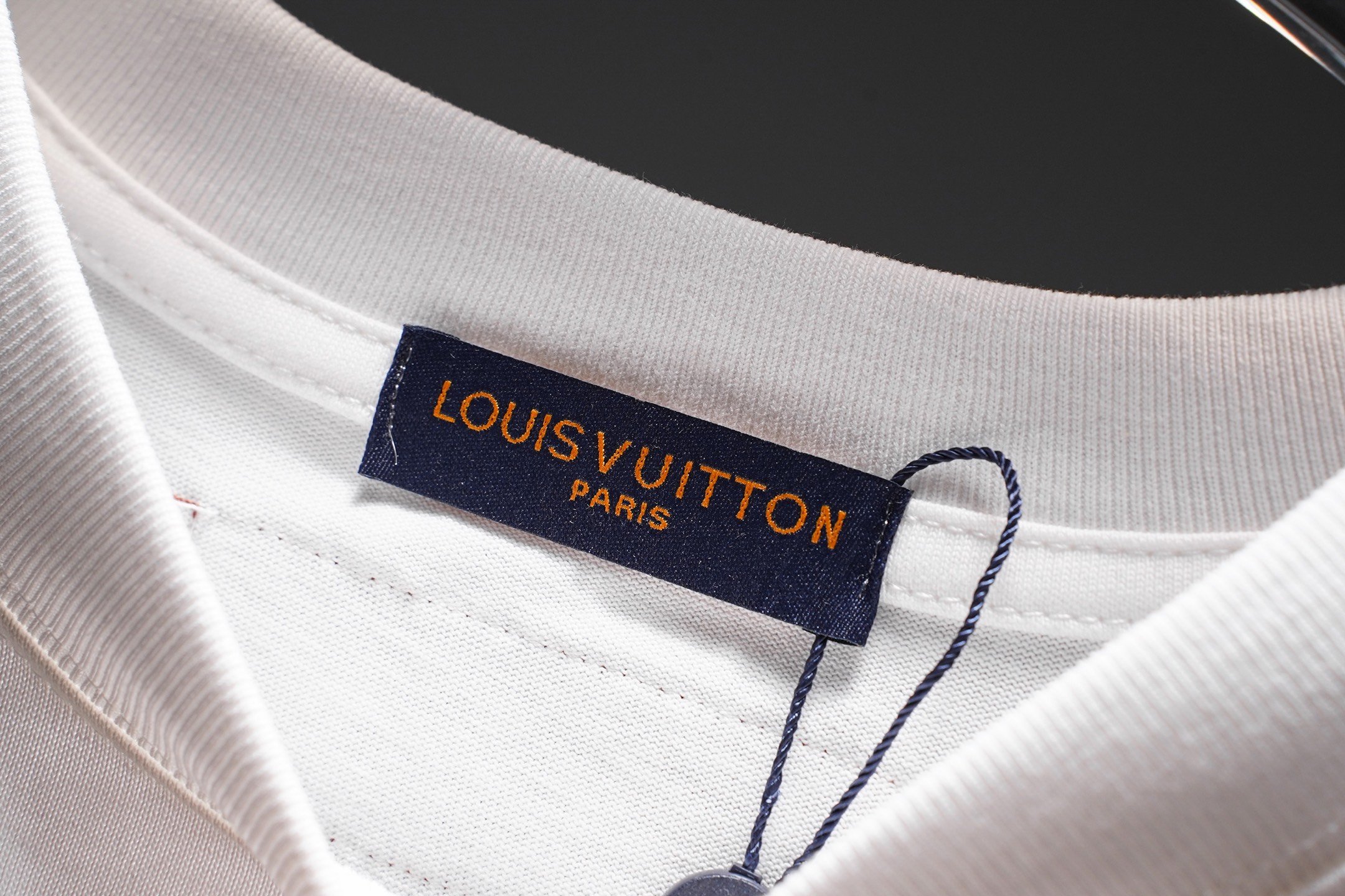LV A貨男款刺繡字母短袖T恤 白色極簡休閒款| 12 LV A貨男款刺繡字母短袖T恤 白色極簡休閒款