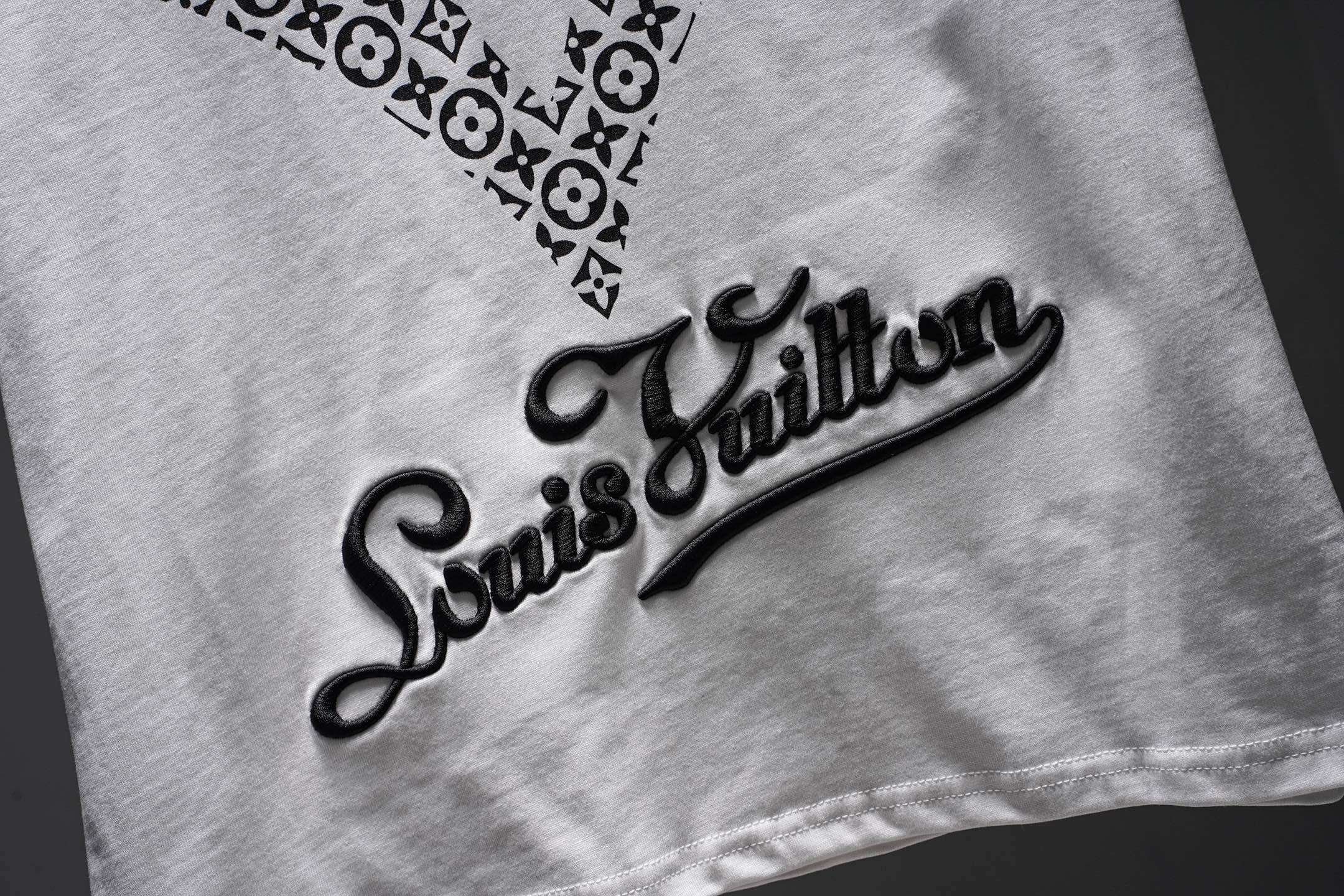 LV 一比一男款刺繡LOGO短袖T恤 白色高級百搭款| 18 LV 一比一男款刺繡LOGO短袖T恤 白色高級百搭款