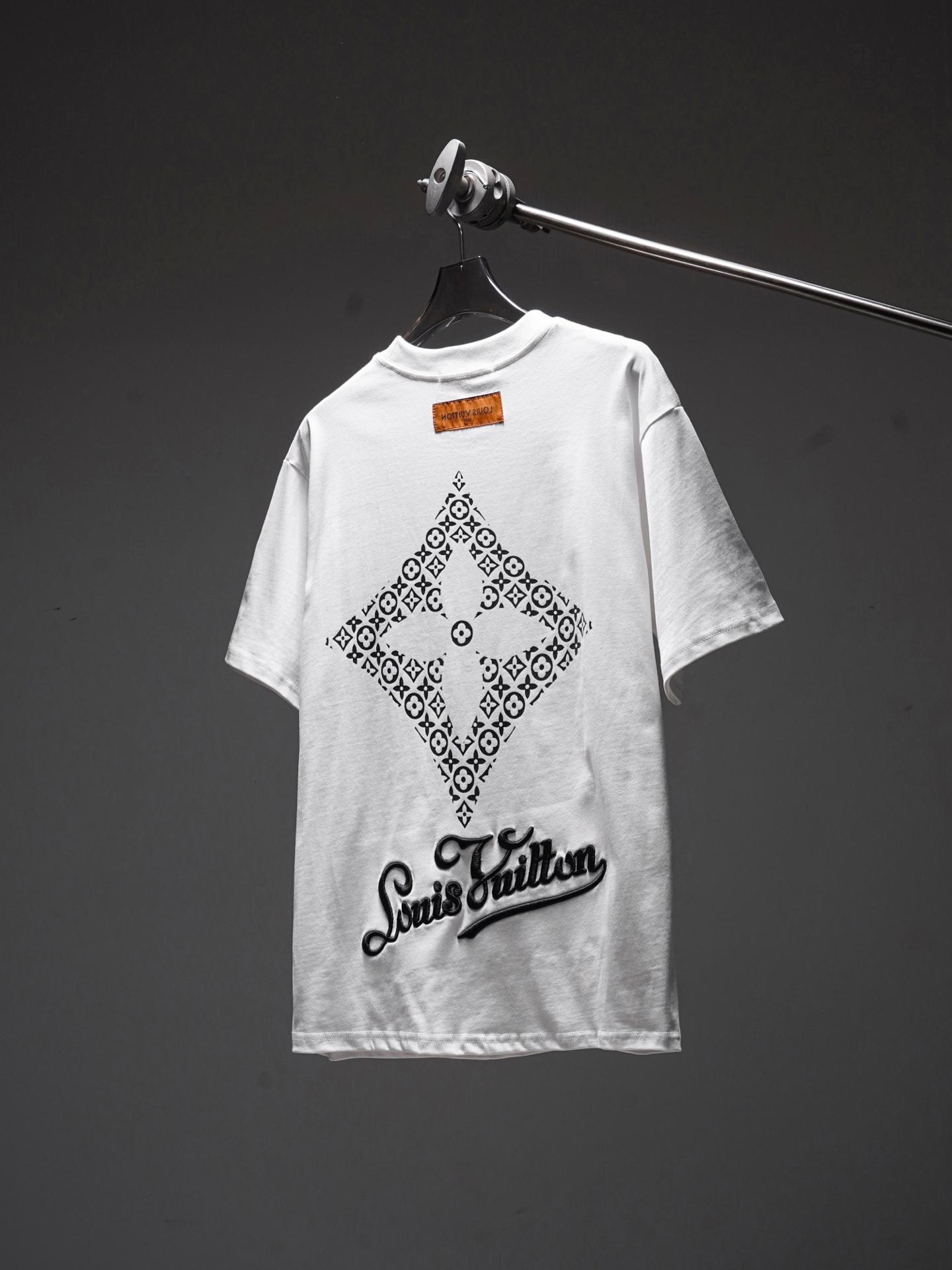LV 一比一男款刺繡LOGO短袖T恤 白色高級百搭款| 14 LV 一比一男款刺繡LOGO短袖T恤 白色高級百搭款
