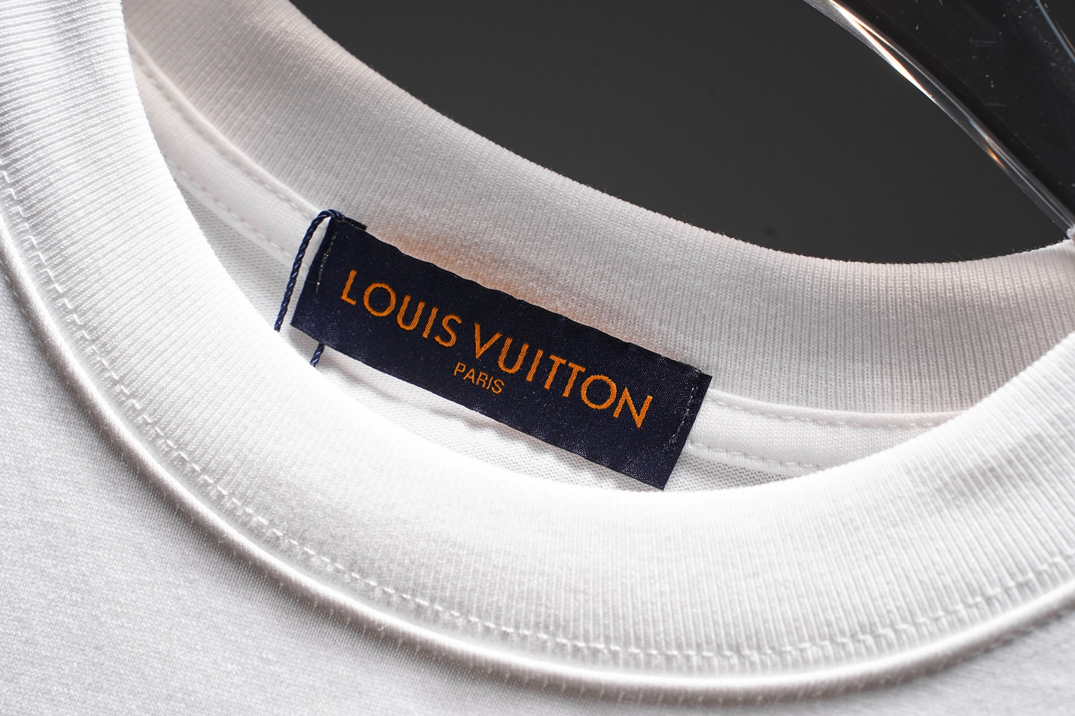 LV 一比一男款刺繡LOGO短袖T恤 白色高級百搭款| 13 LV 一比一男款刺繡LOGO短袖T恤 白色高級百搭款