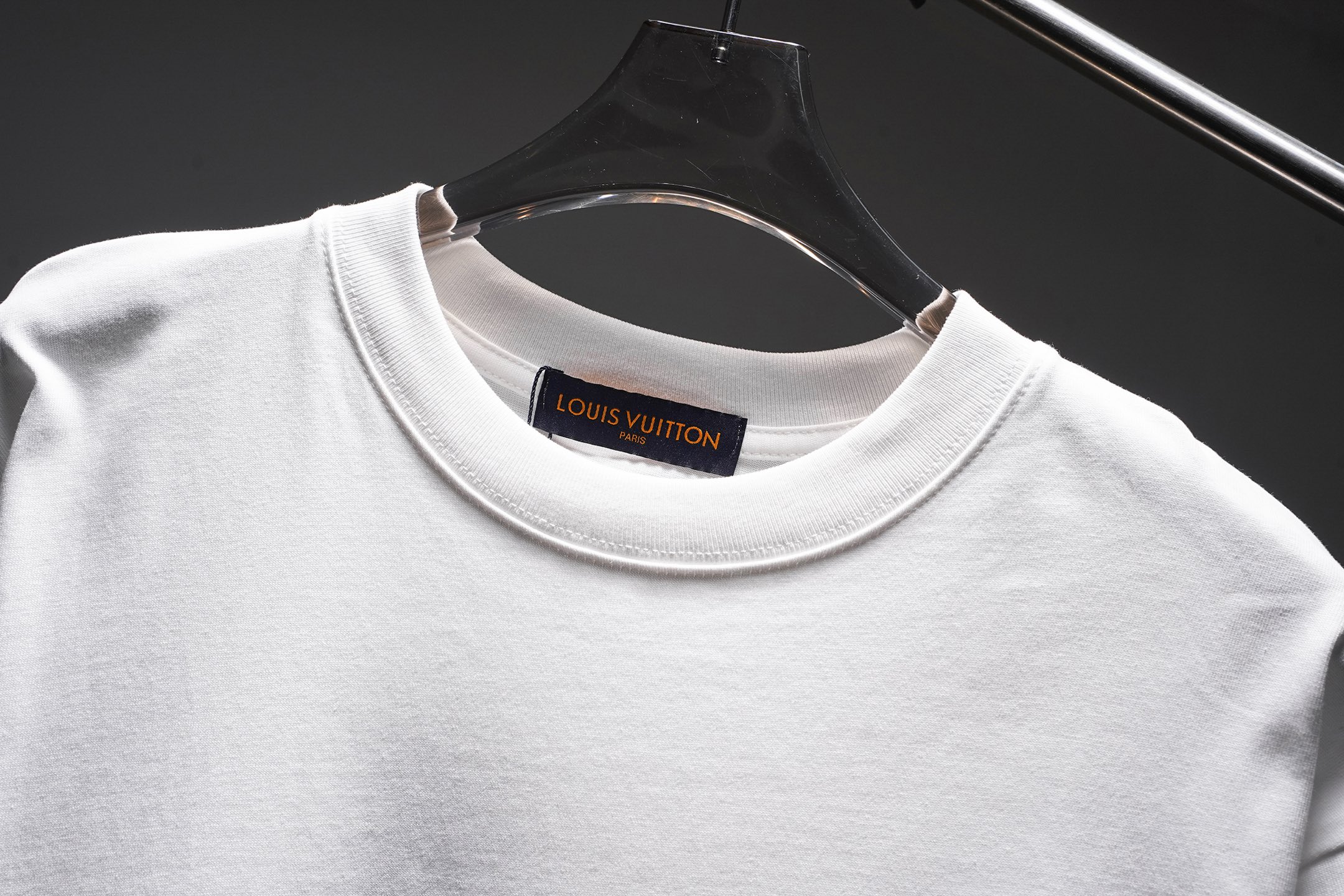 LV 一比一男款刺繡LOGO短袖T恤 白色高級百搭款| 12 LV 一比一男款刺繡LOGO短袖T恤 白色高級百搭款
