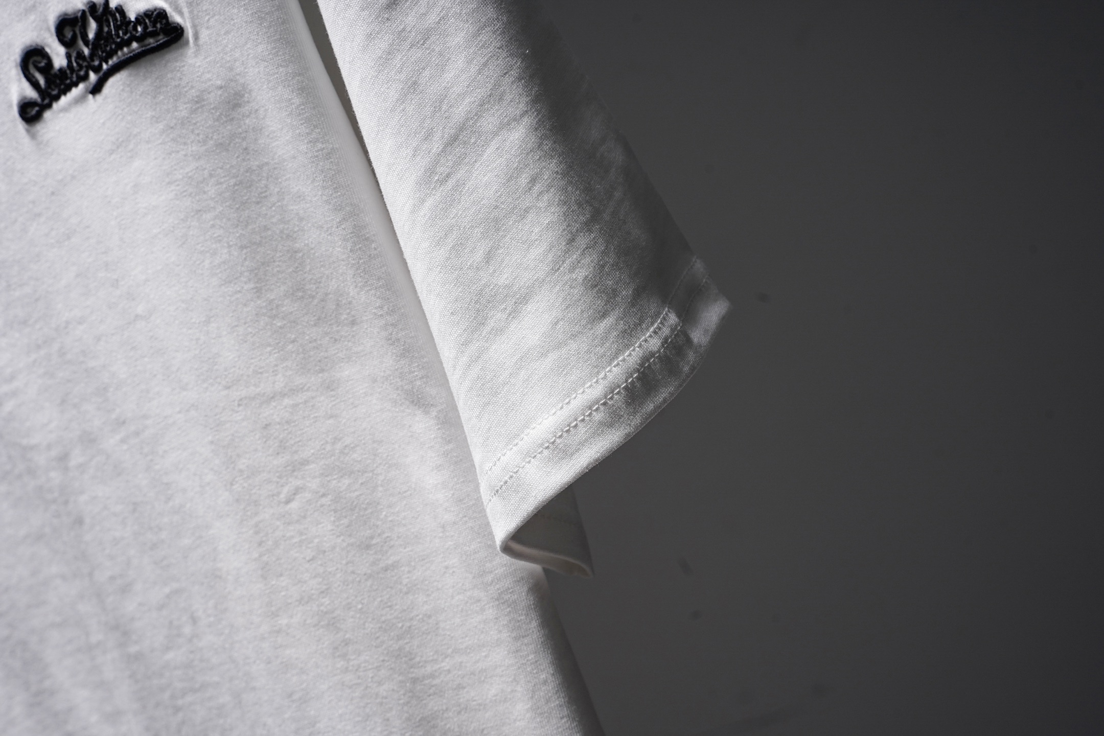 LV 一比一男款刺繡LOGO短袖T恤 白色高級百搭款| 8 LV 一比一男款刺繡LOGO短袖T恤 白色高級百搭款